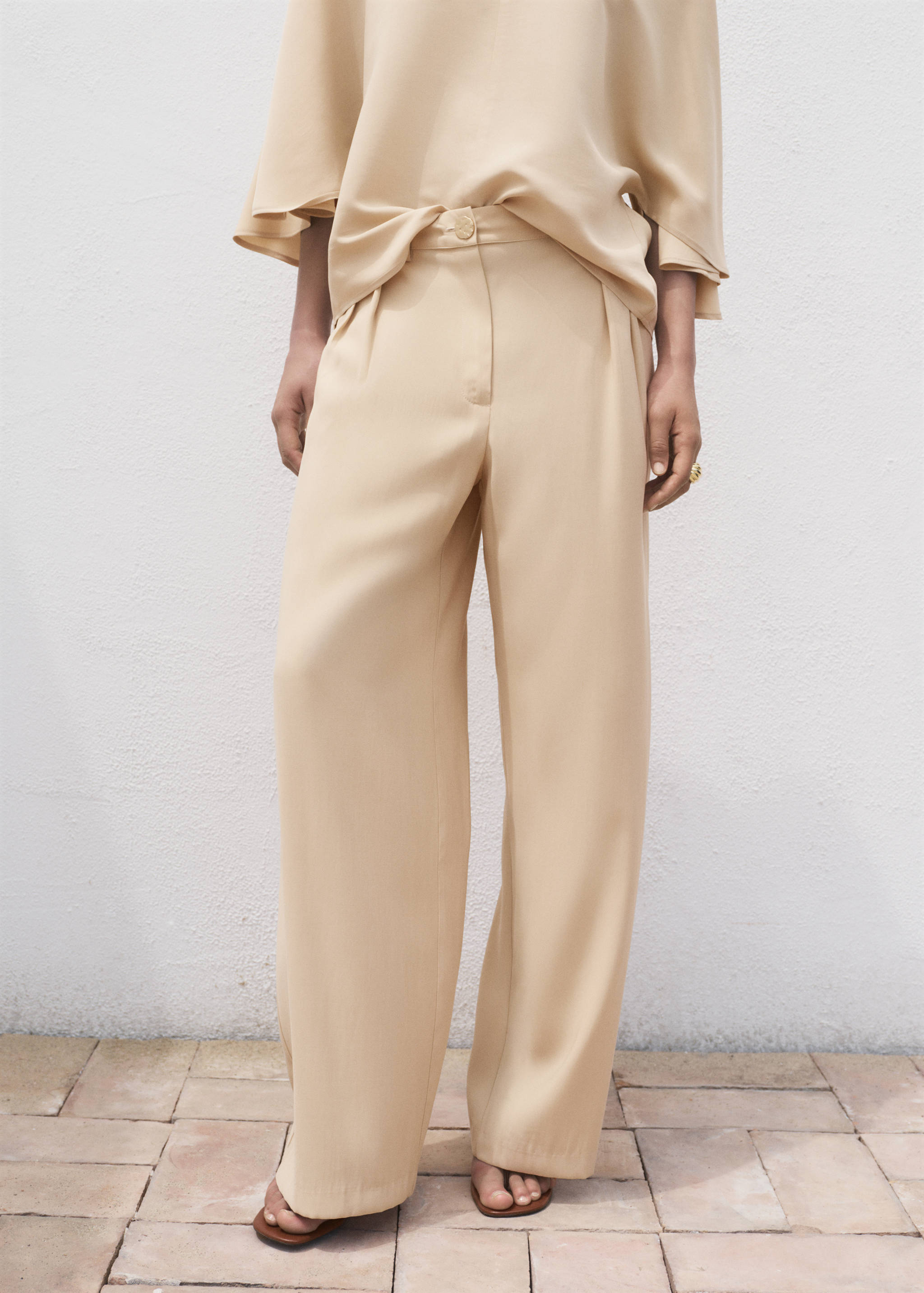 Прямые брюки с защипами - Средний план