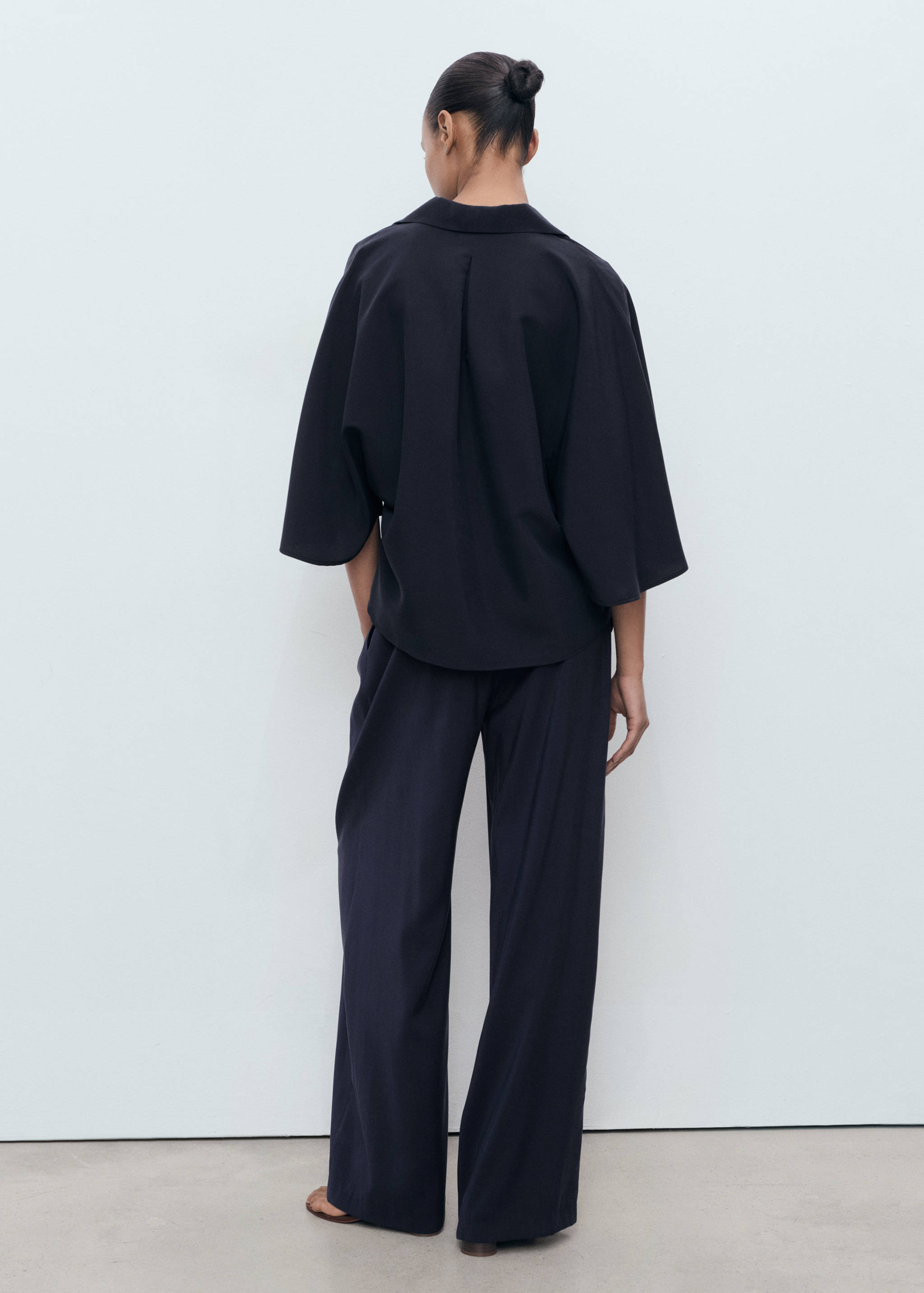 Straight-fit pleated pants - Reverse of the article