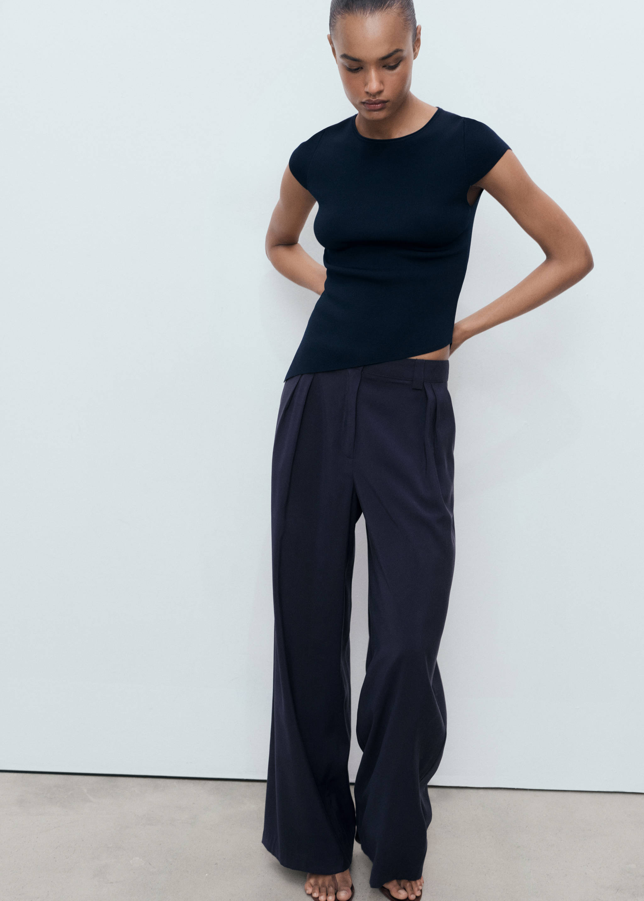 Straight-fit pleated pants - Details of the article 2