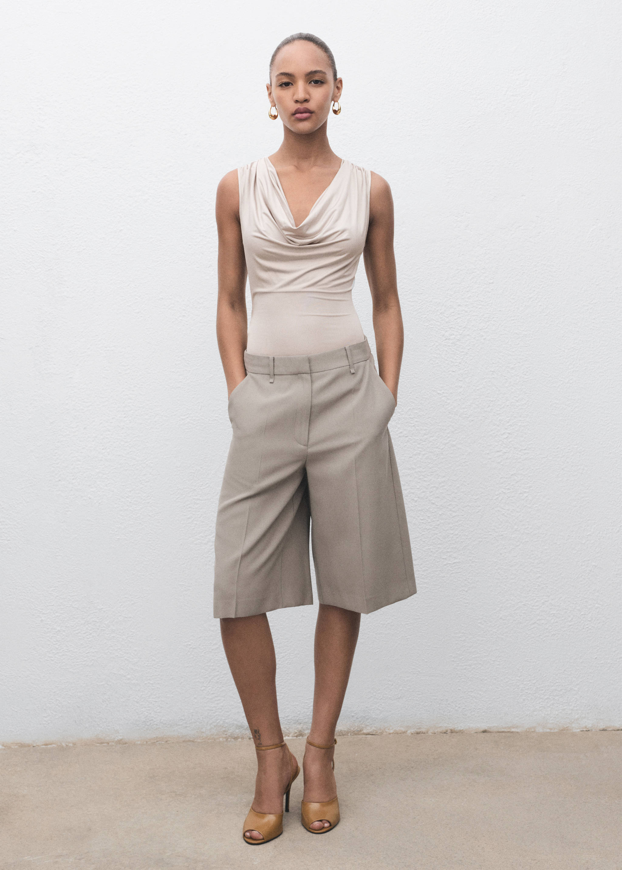 Body cu decolteu drapat - Plan general