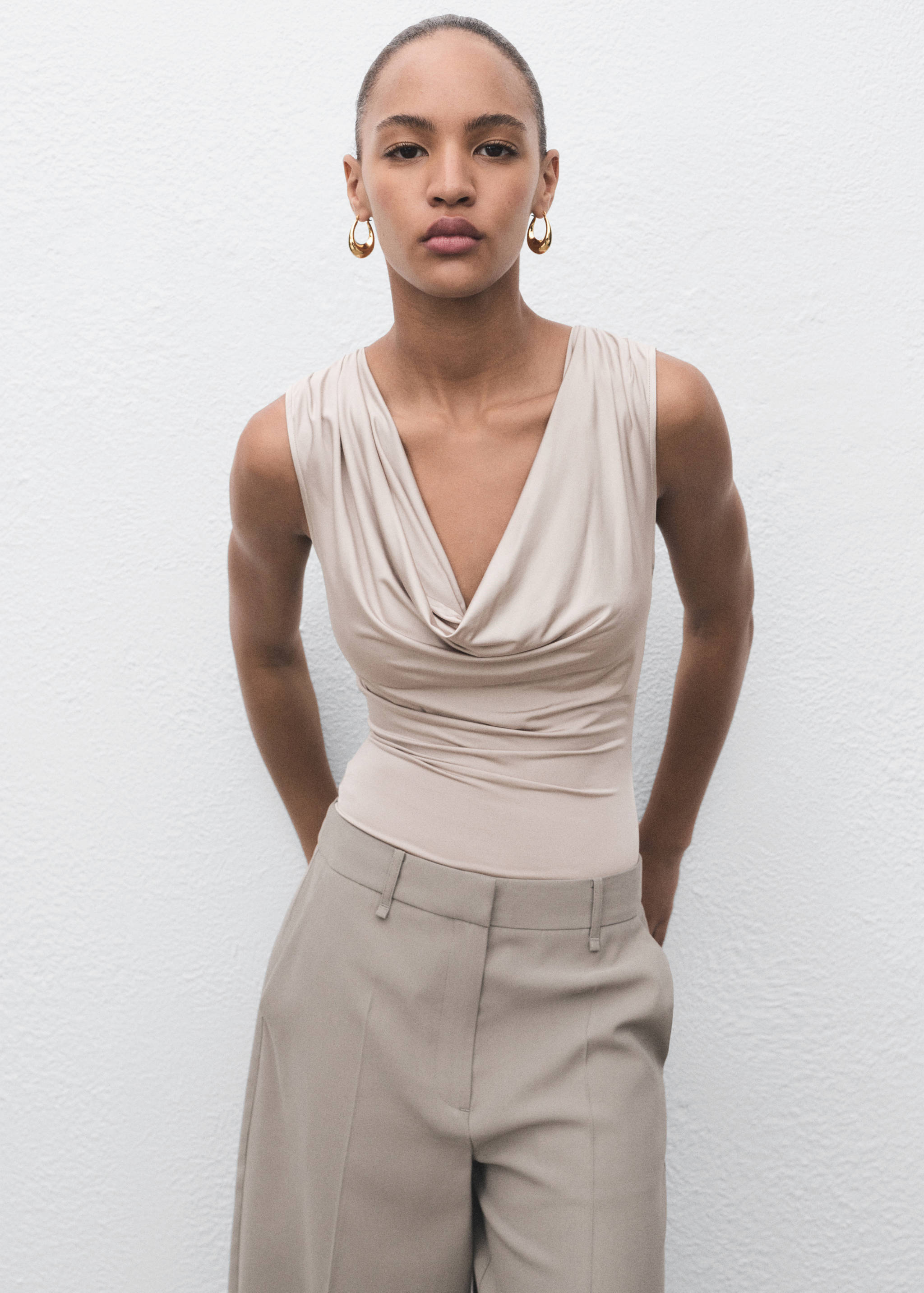 Body cu decolteu drapat - Plan mediu