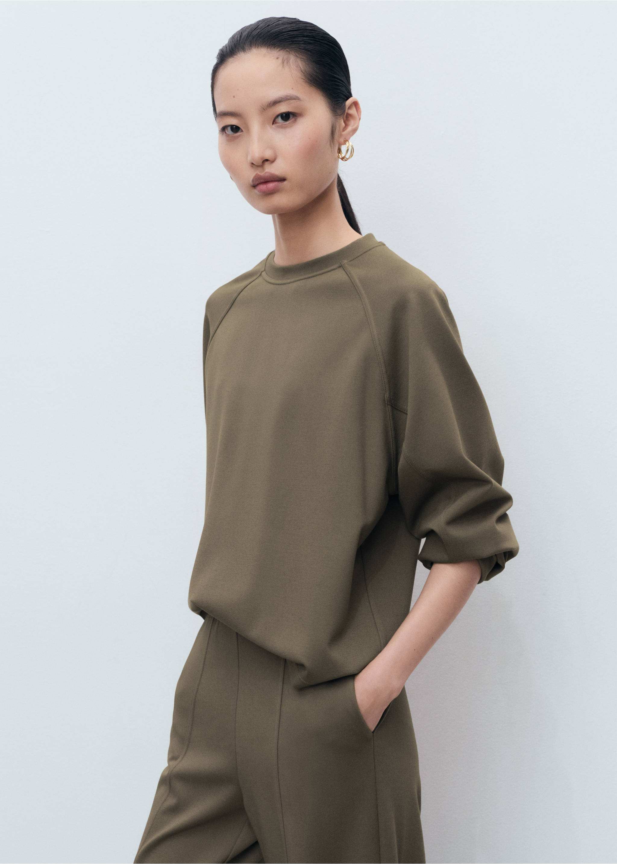 Sweat-shirt col rond - Plan moyen, Marron moyen. Ref: 17074097-00.