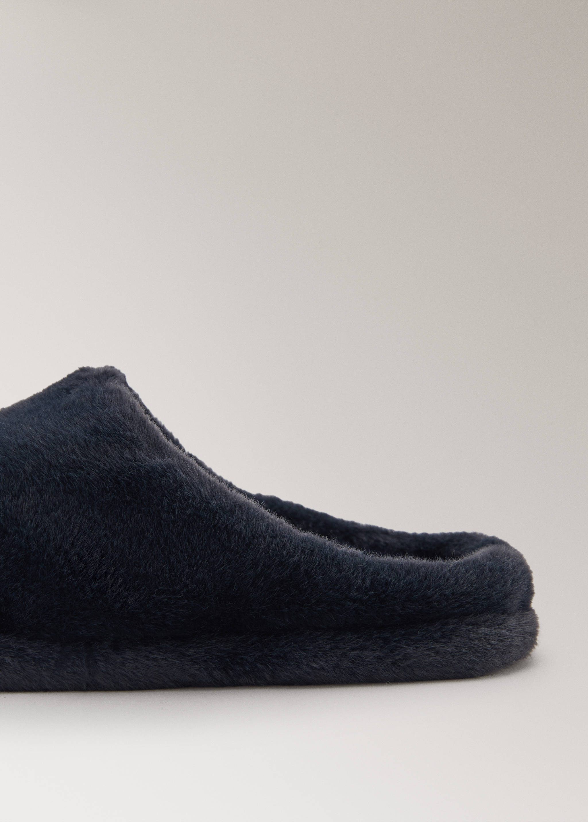 Toffel i fuskpäls med sömdetalj - Detaljer om artikeln 1