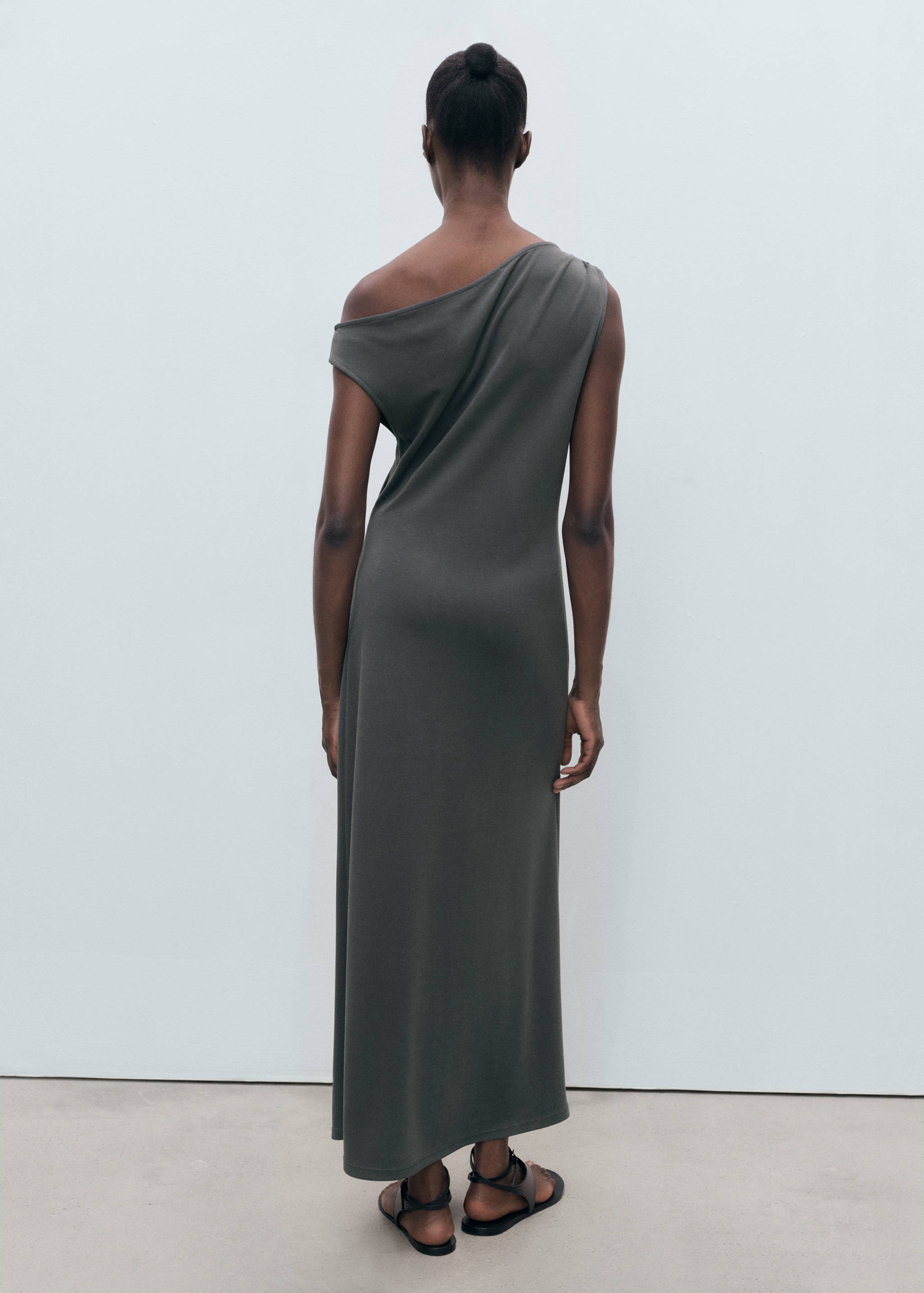 Aszimmetrikus ráncolt ruha - A cikk hátulja