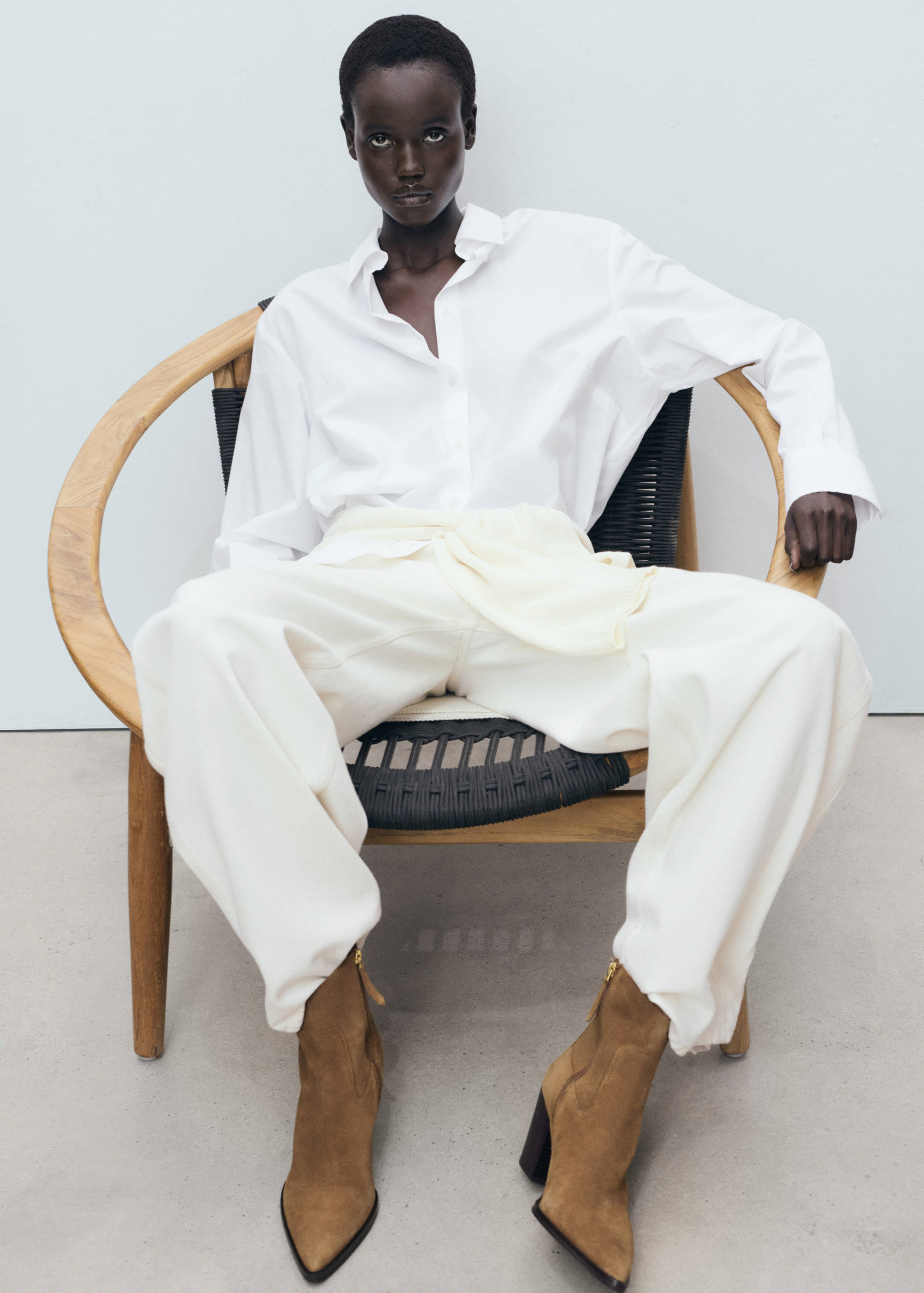 Botine din piele întoarsă cu vârf și toc bloc - Plan general