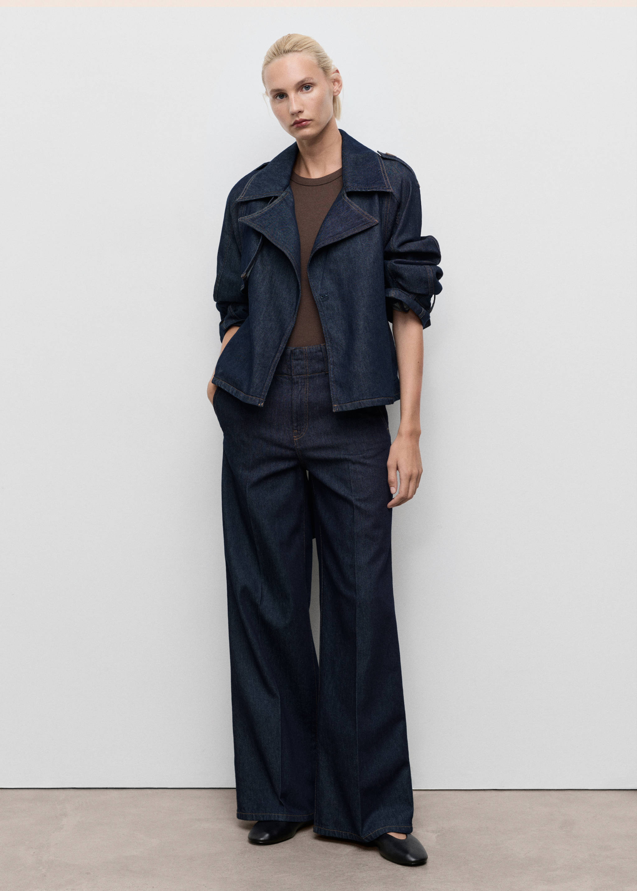 Kurzer Jeans-Trenchcoat mit Gürtel - Allgemeine Ansicht