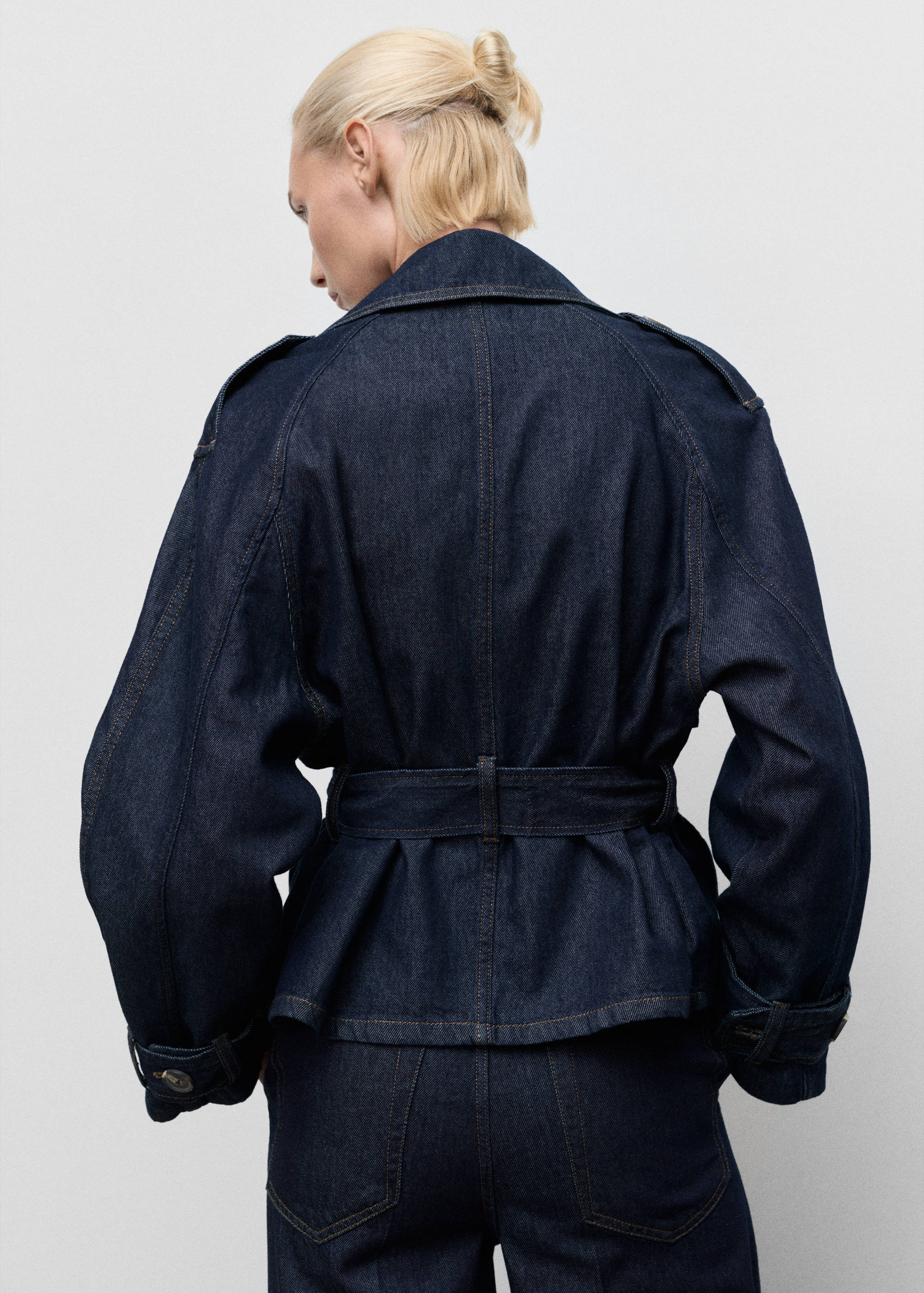Kurzer Jeans-Trenchcoat mit Gürtel - Rückseite des Artikels