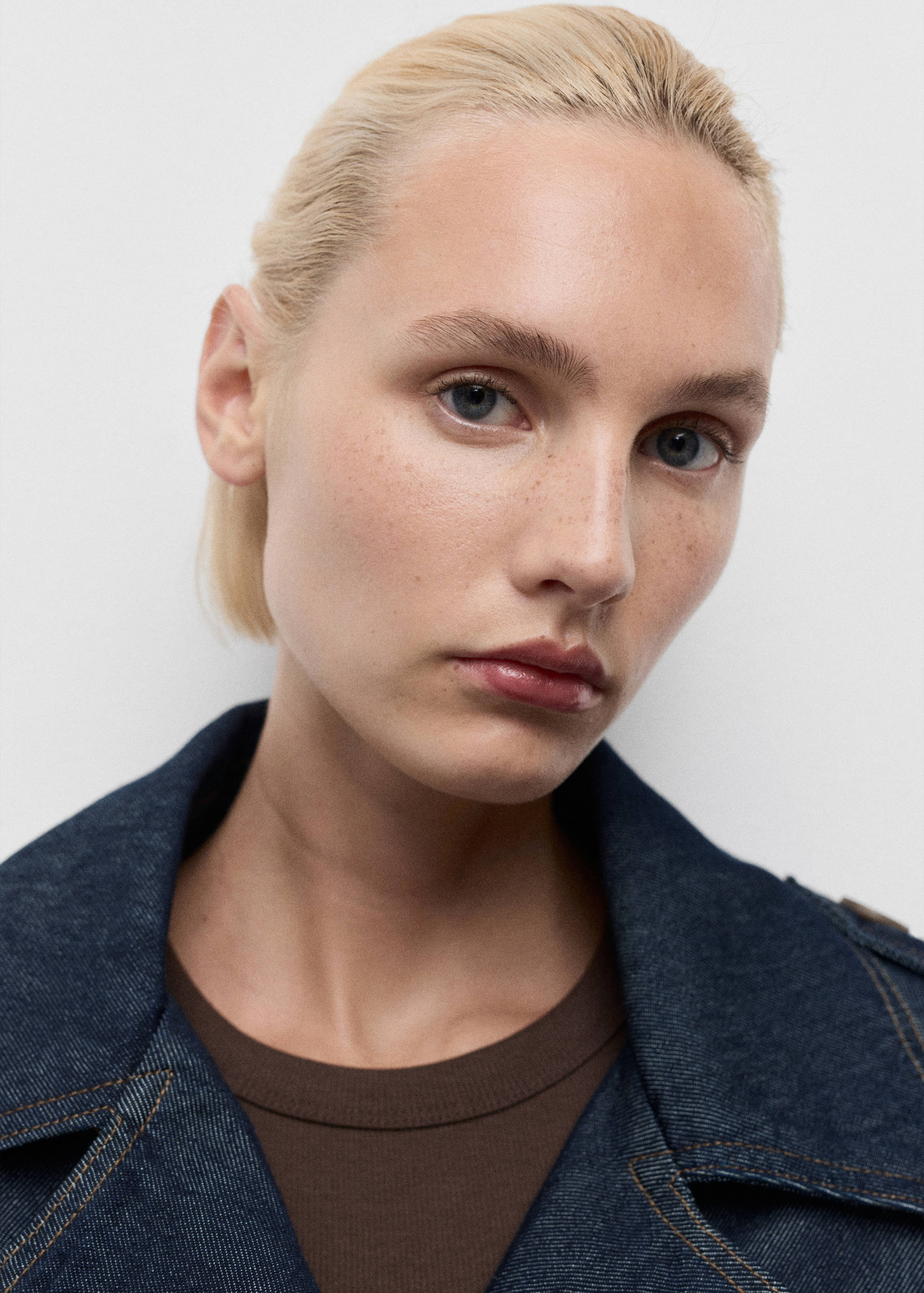 Kurzer Jeans-Trenchcoat mit Gürtel - Detail des Artikels 1