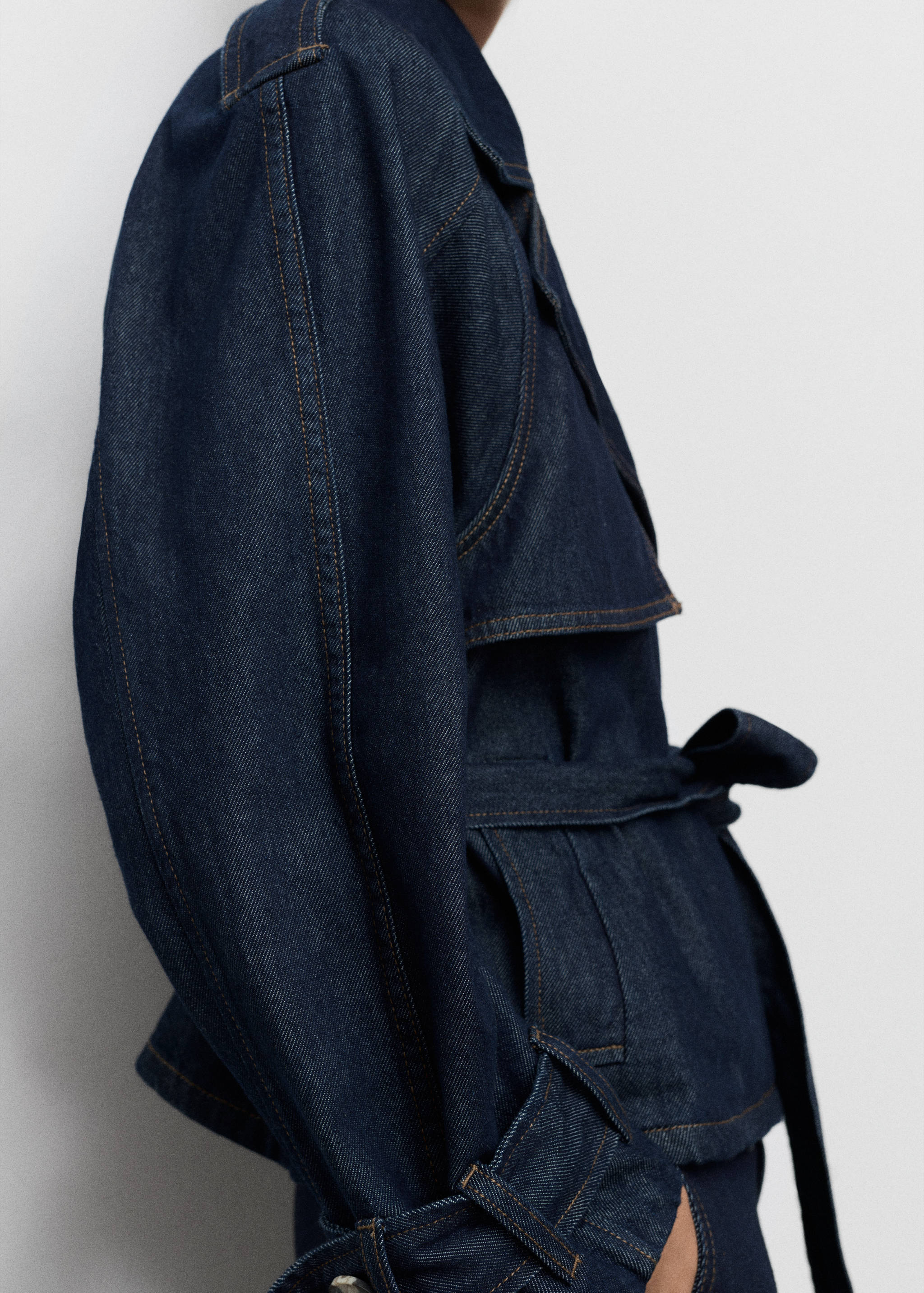 Kurzer Jeans-Trenchcoat mit Gürtel - Detail des Artikels 6