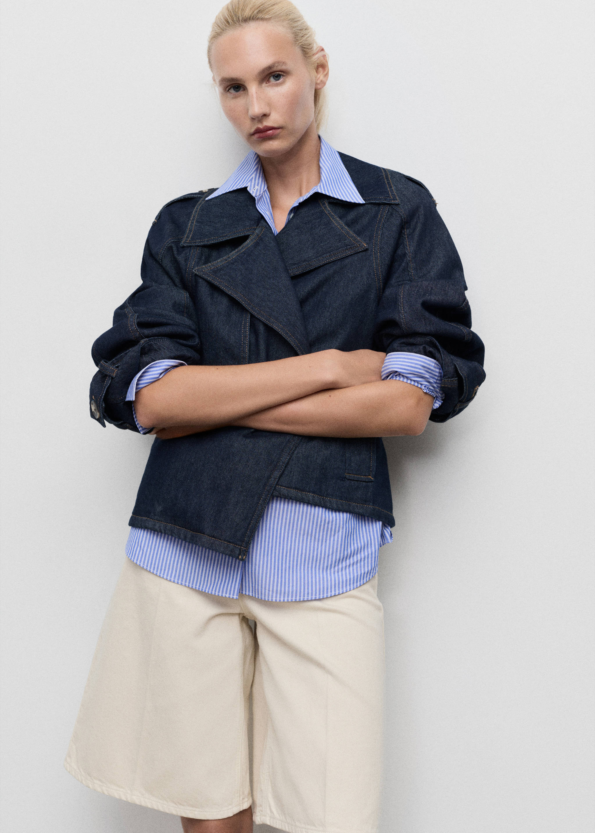 Kurzer Jeans-Trenchcoat mit Gürtel - Detail des Artikels 2