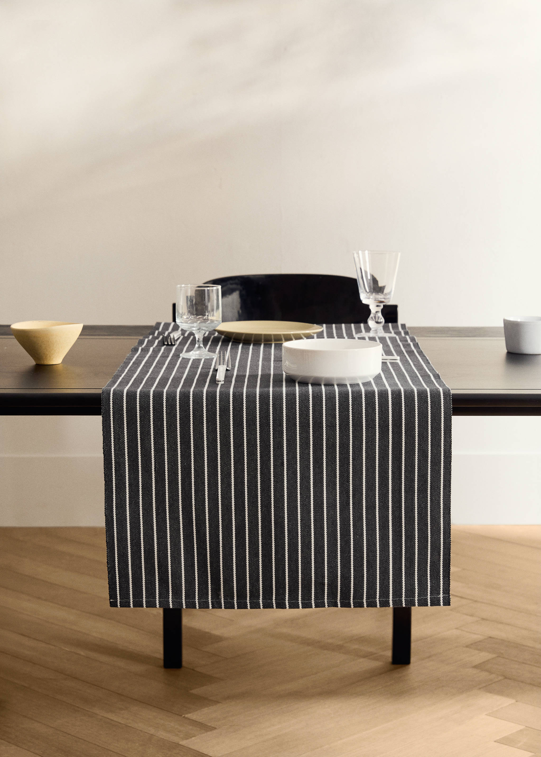 Striped cotton table runner - General plane
