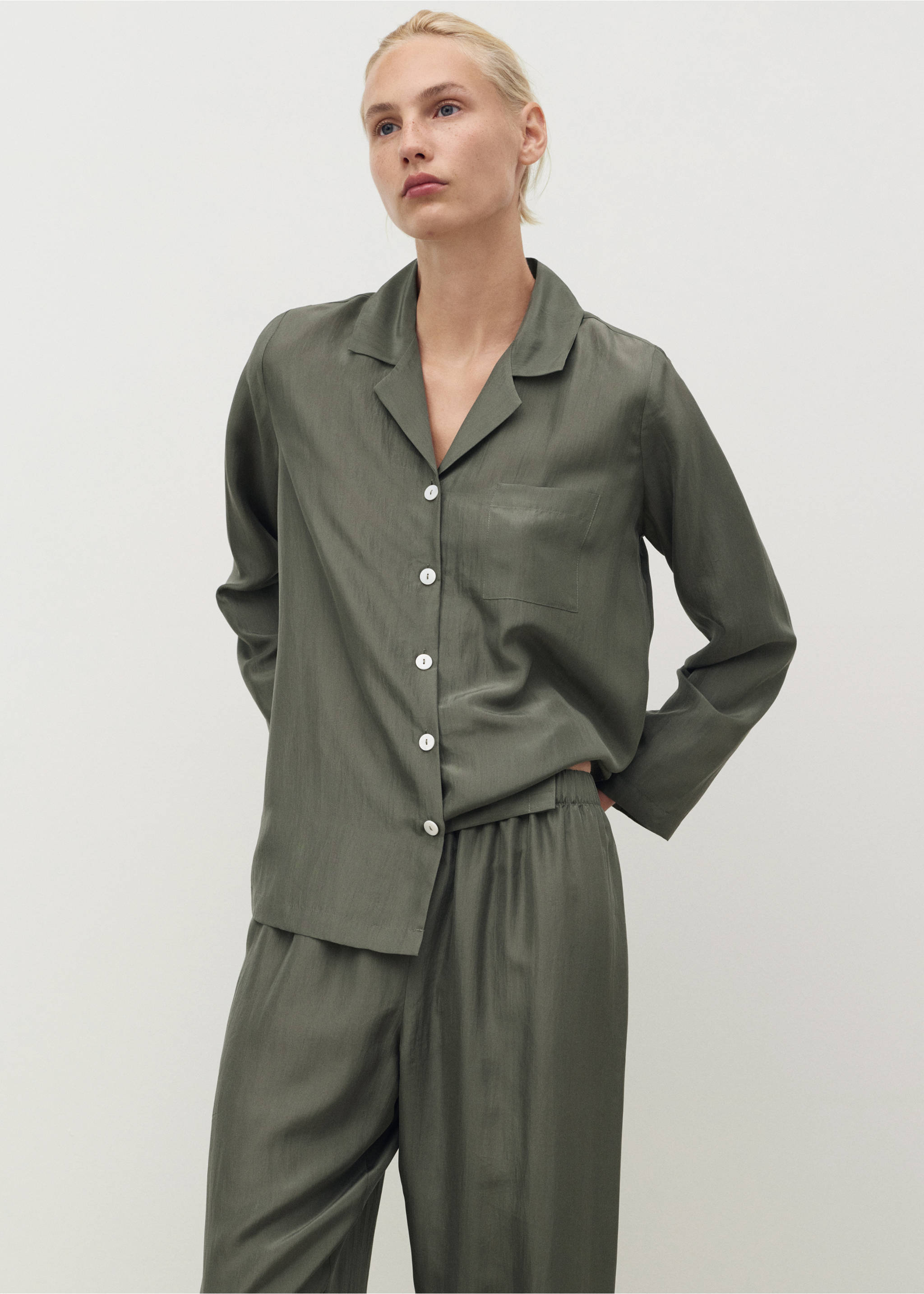 Long silk trousers - Details of the article 1, Forest Green. Ref: 17074126-00.