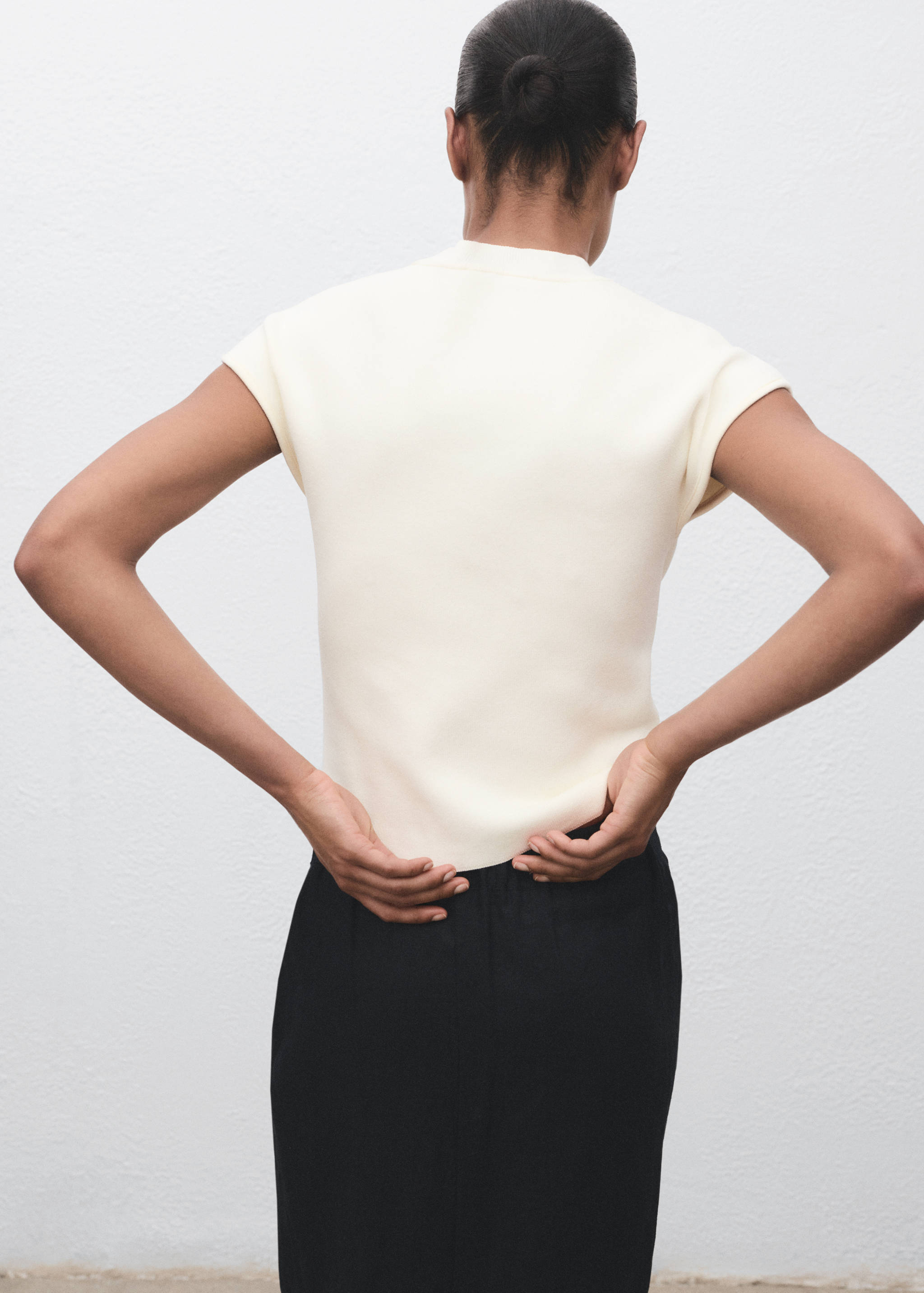 Short-sleeved fine-knit sweater - Reverse of the article