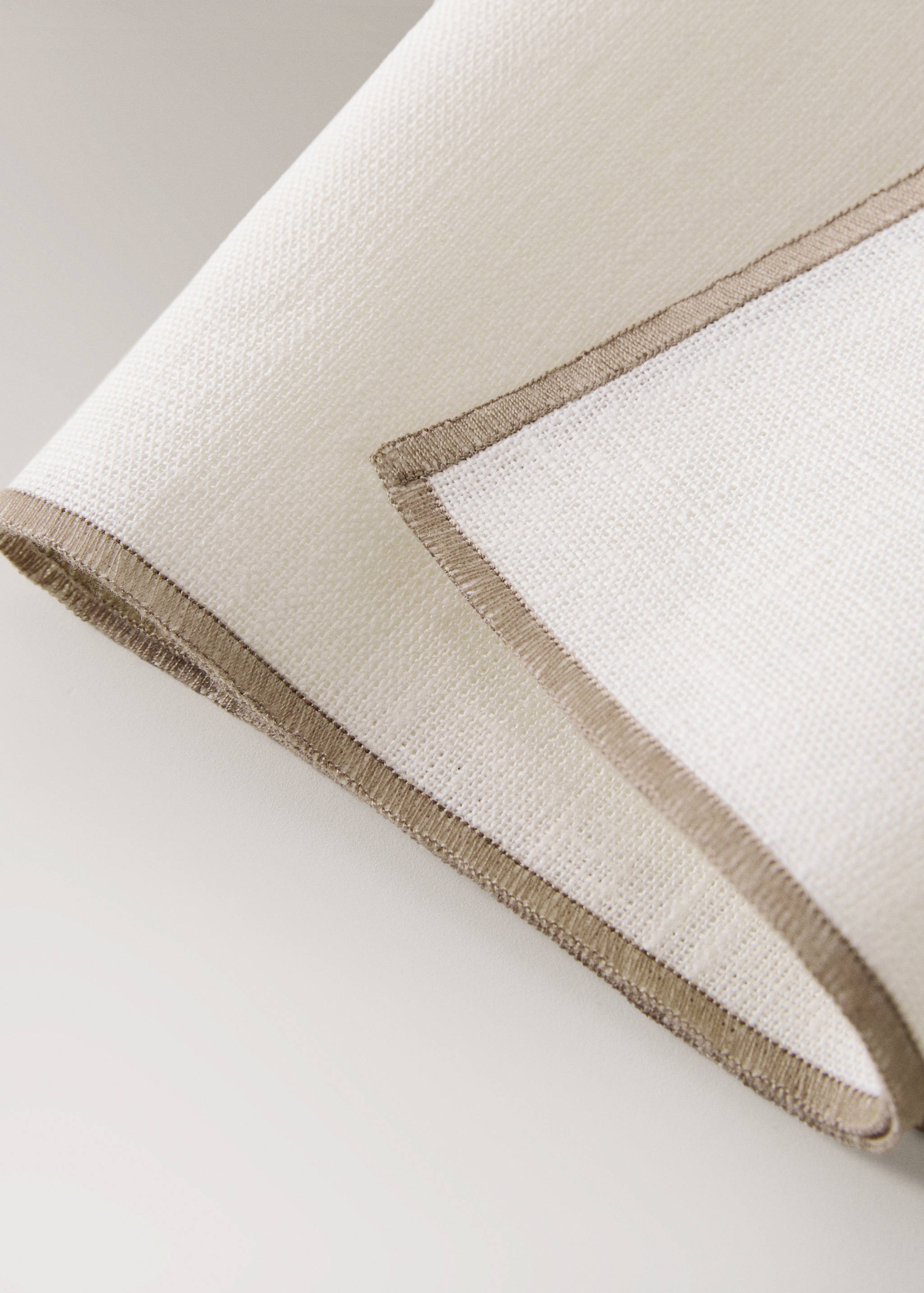 100% linen napkins with contrasting overlock stitching - Details of the article 2