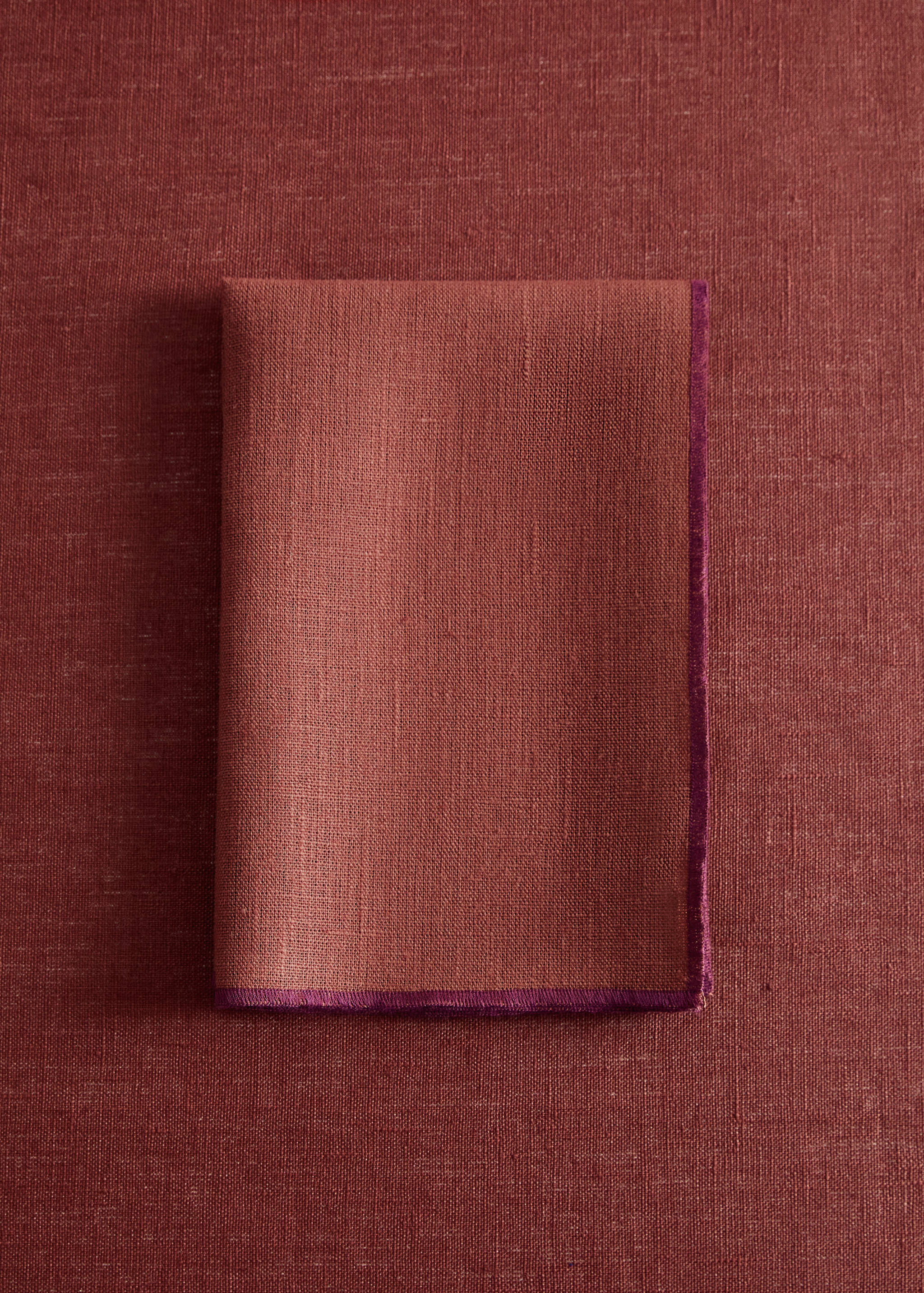 100% linen napkins with contrasting overlock stitching - General plane