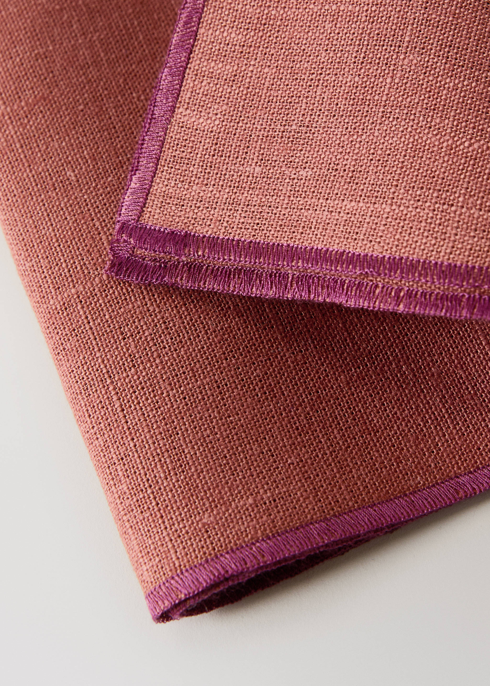 100% linen napkins with contrasting overlock stitching - Details of the article 2