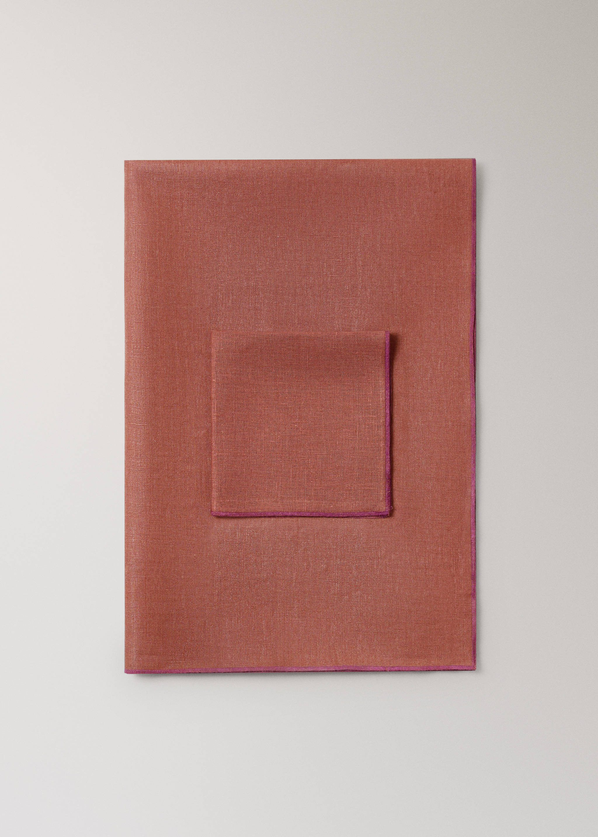 100% linen napkins with contrasting overlock stitching - Details of the article 3