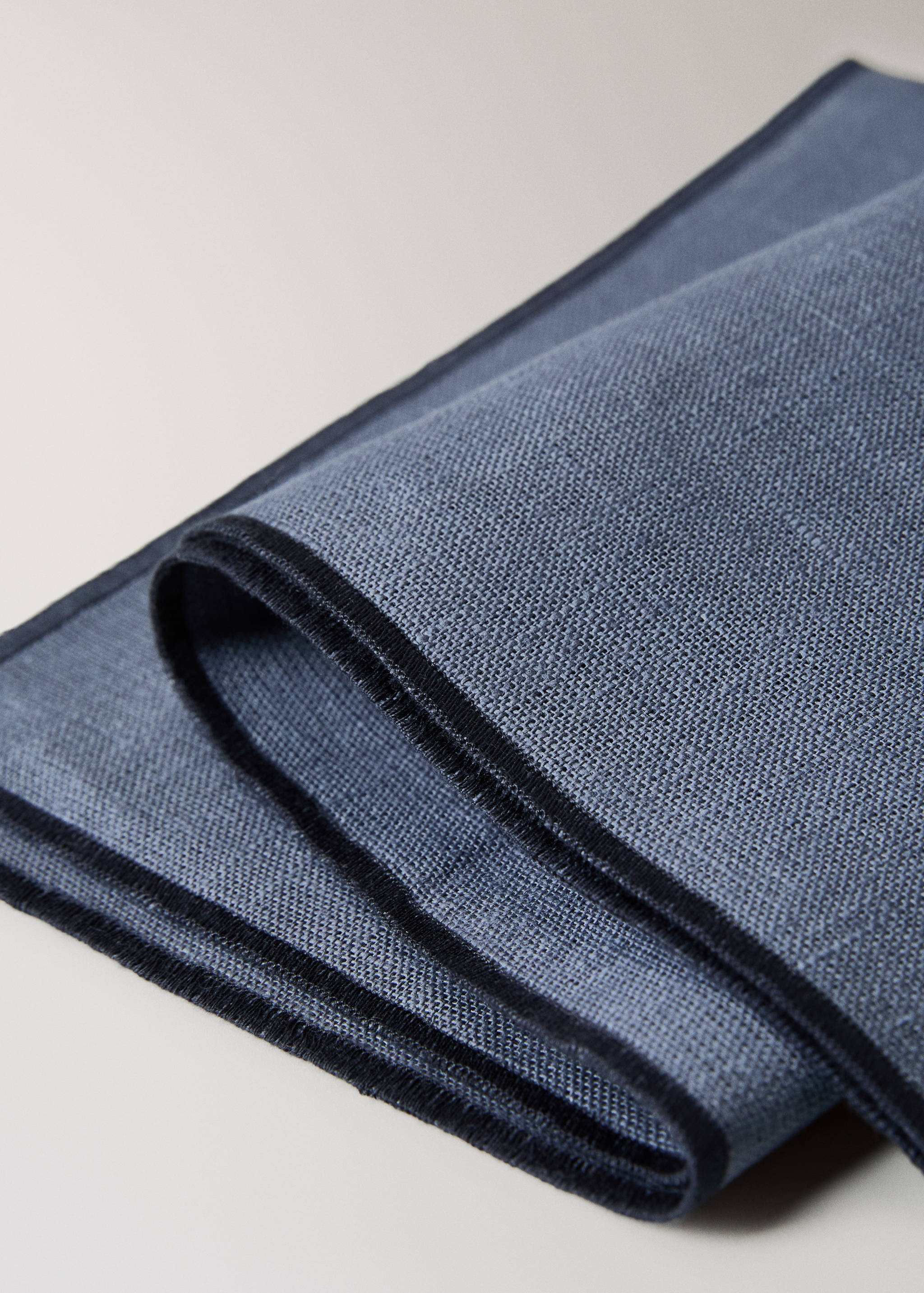 100% linen napkins with contrasting overlock stitching - Details of the article 2