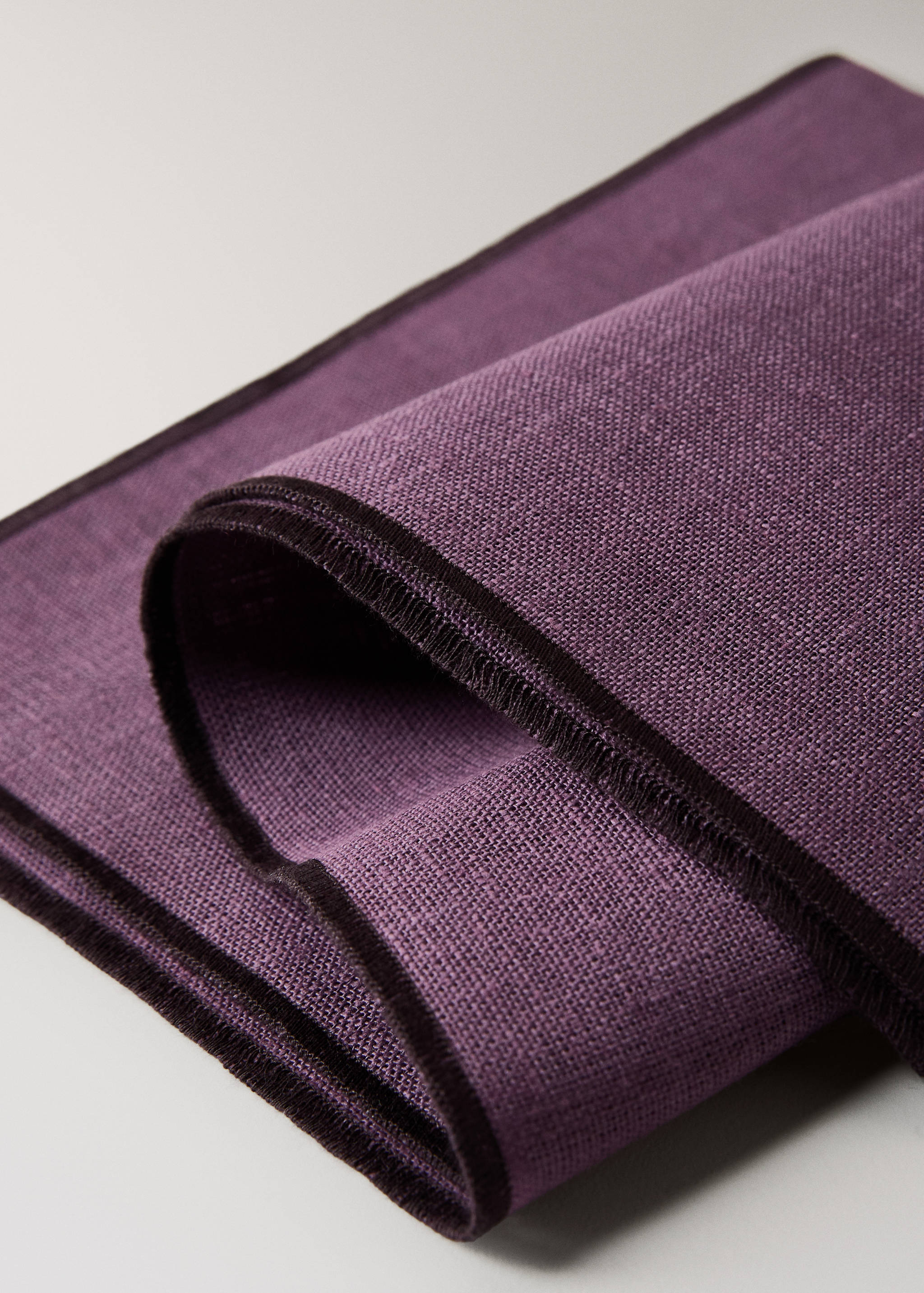 100% linen napkins with contrasting overlock stitching - Details of the article 2
