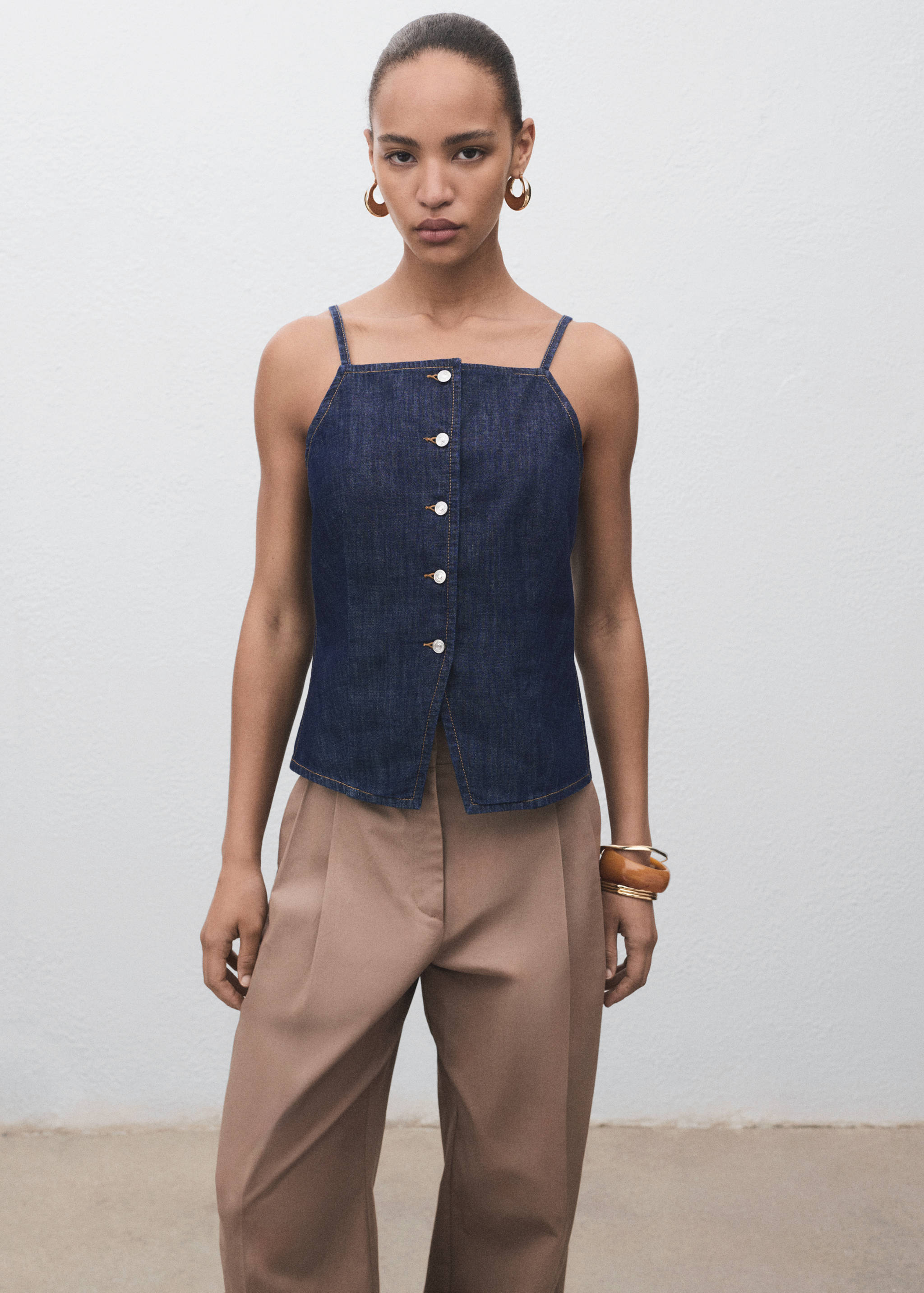 Top din denim cu nasturi - Plan mediu