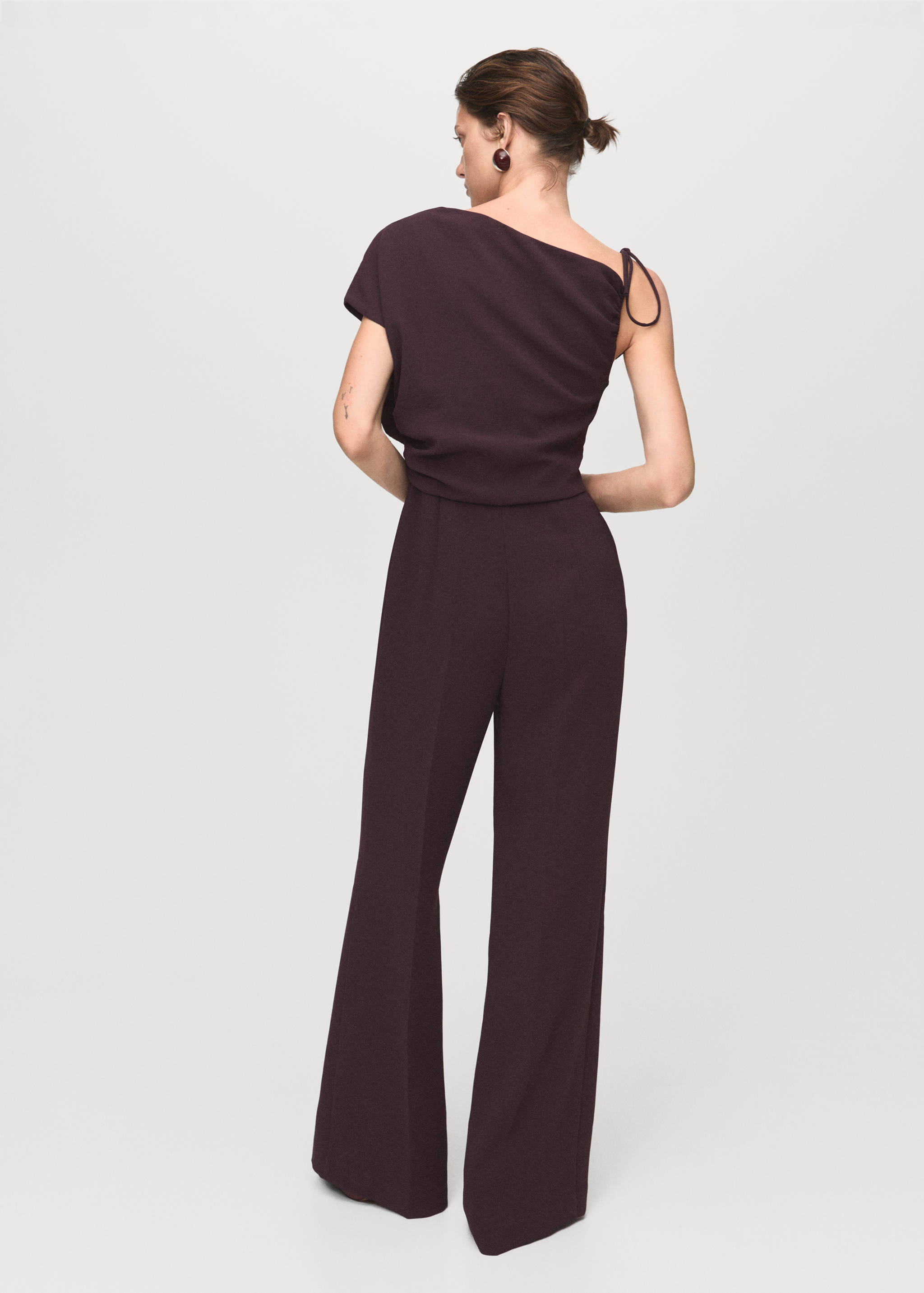Jumpsuit with asymmetrical neck and bow - Reverse of the article
