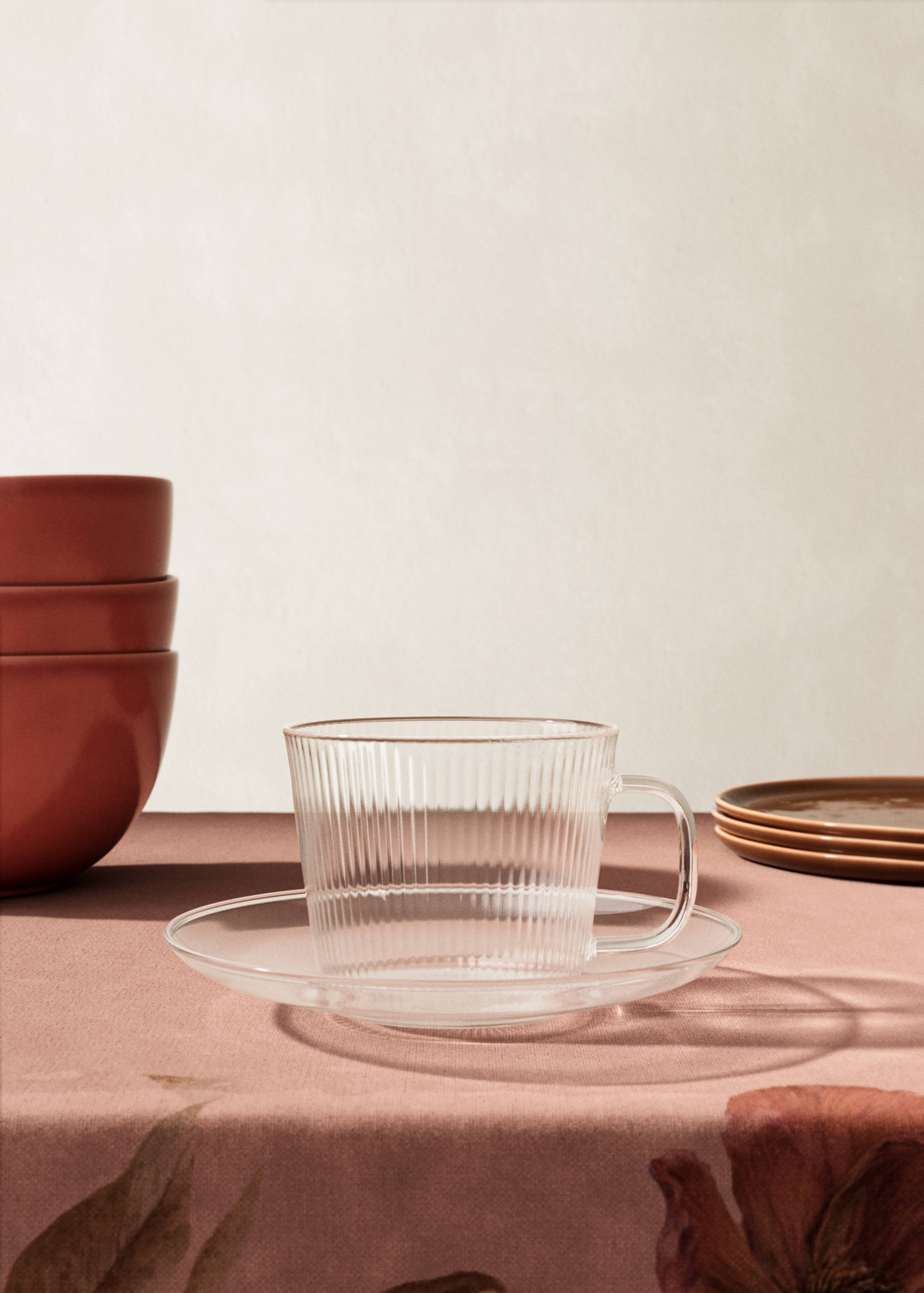 Cappuccinokopp med fat i borosilikatglas med reliefmönster av ränder - Allmän bild