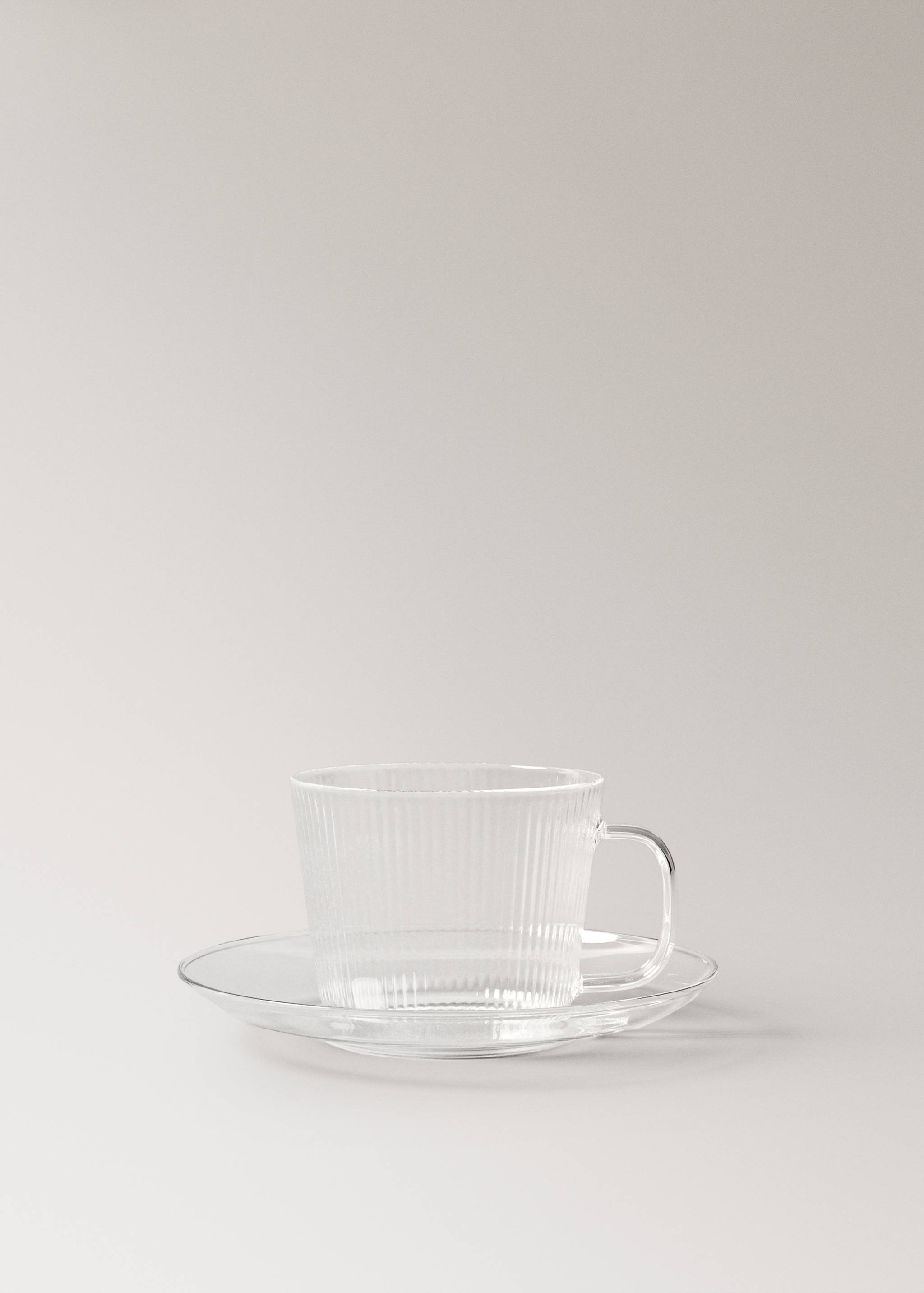 Cappuccinokopp med fat i borosilikatglas med reliefmönster av ränder - Artikel utan modell