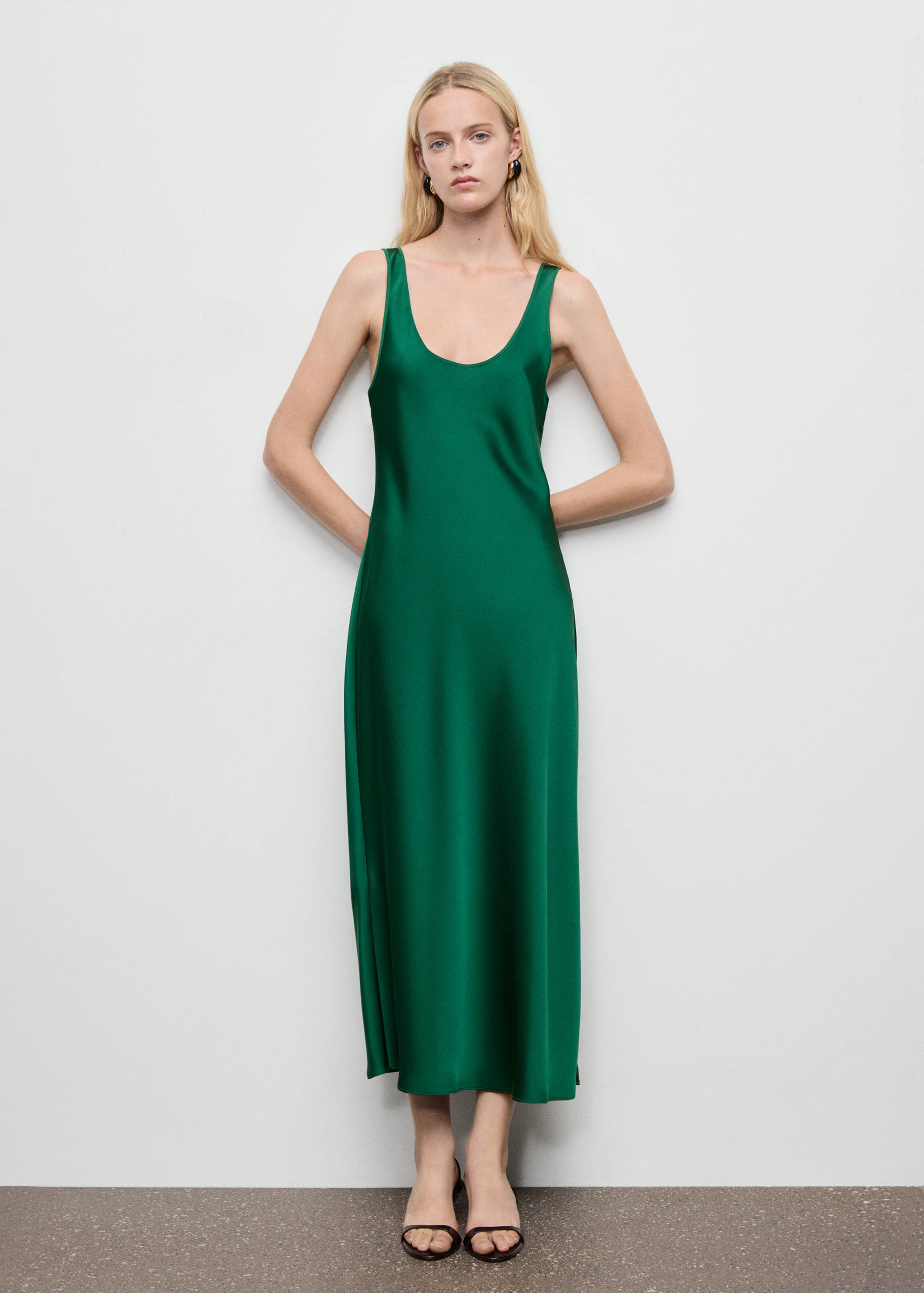 Satin dress with a low-cut neckline - General plane