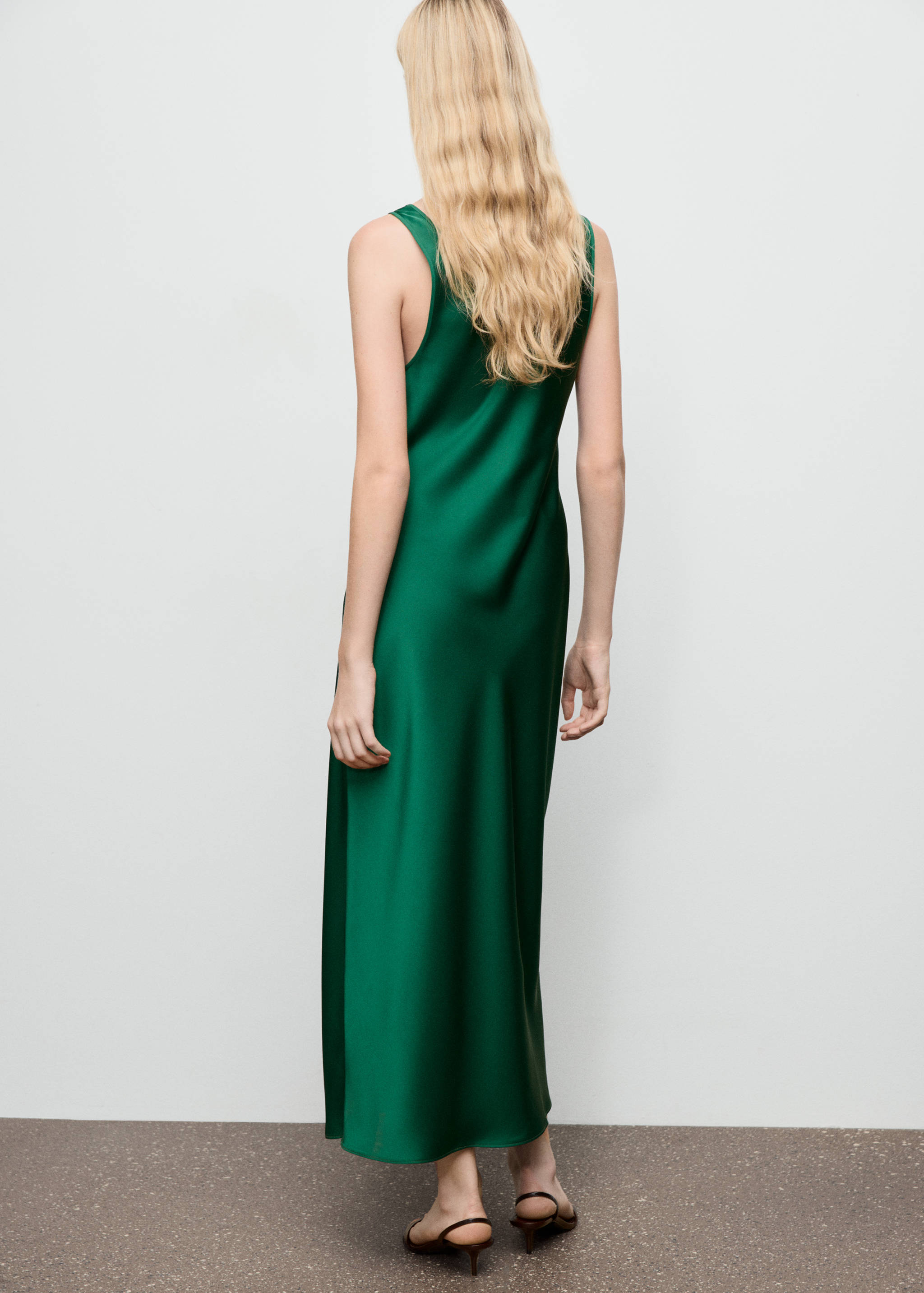 Satin dress with a low-cut neckline - Reverse of the article