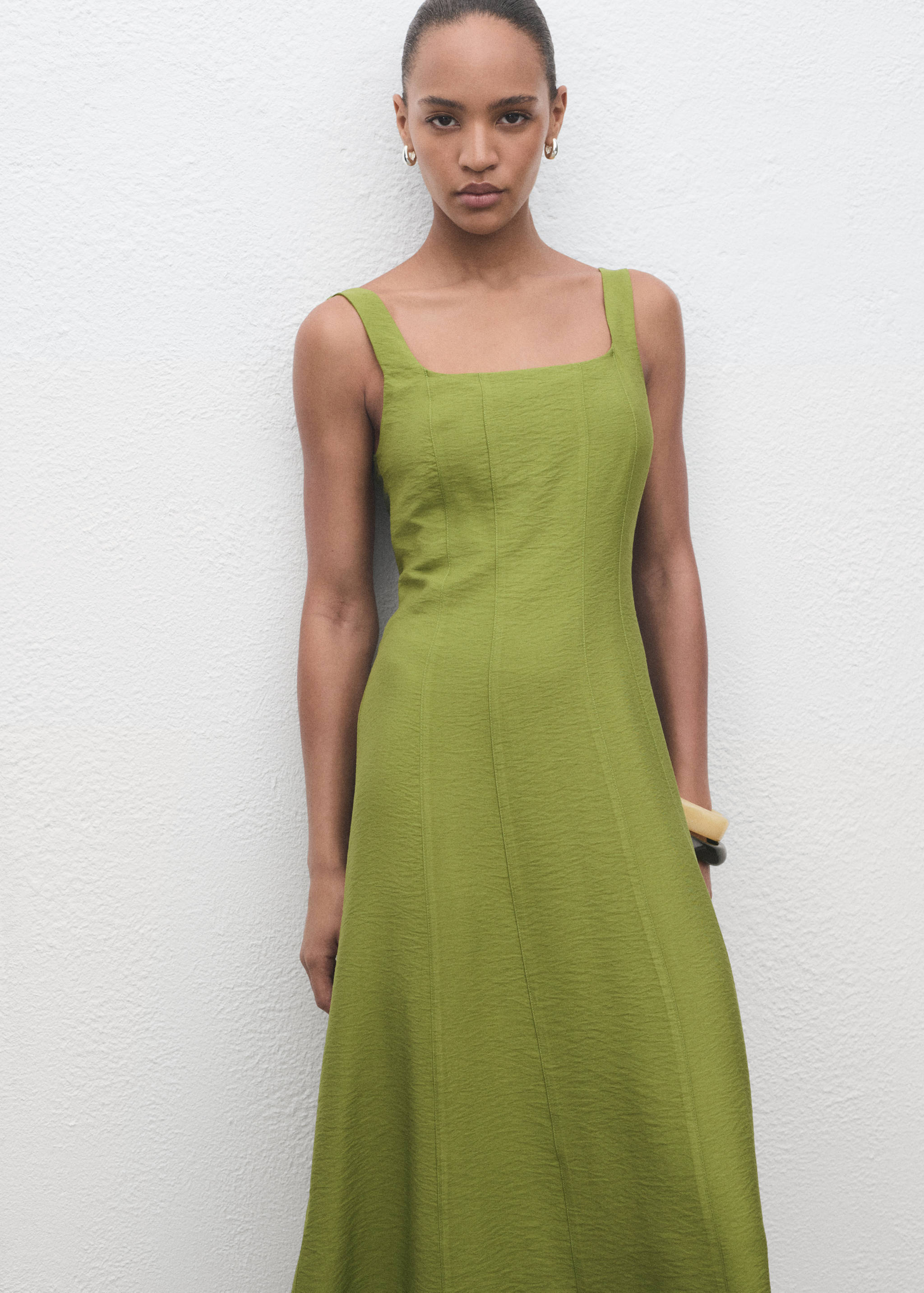 Vestido midi com costuras - Plano médio