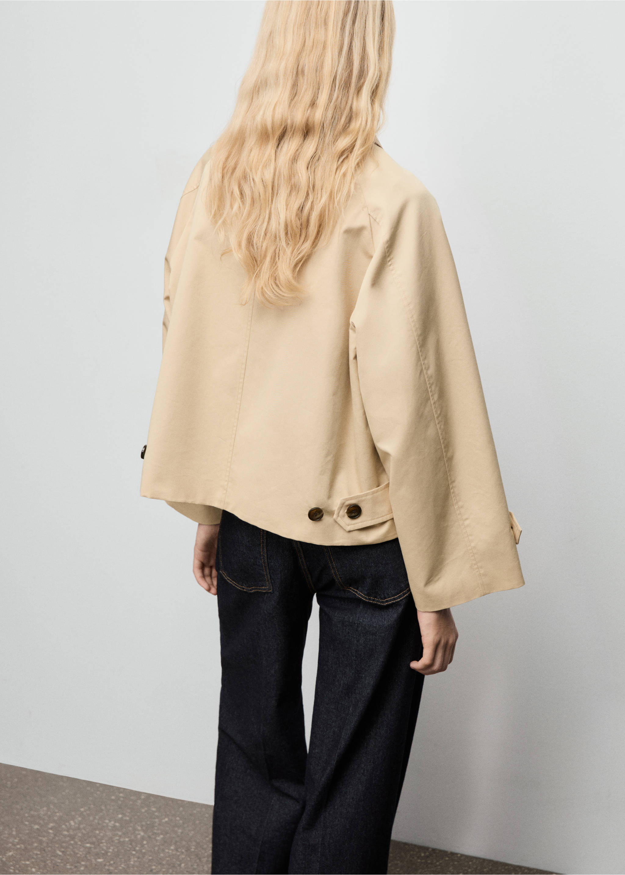 Short oversized trench coat with epaulettes - Reverse of the article, Ecru. Ref: 17075152-00.