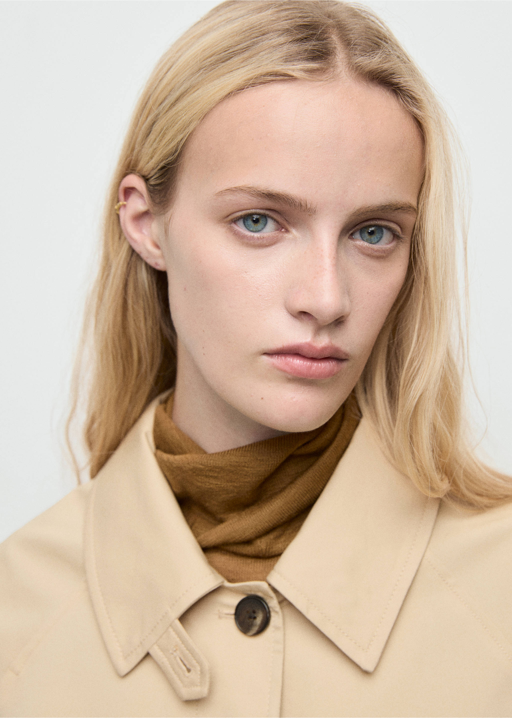 Short oversized trench coat with epaulettes - Details of the article 1, Ecru. Ref: 17075152-00.