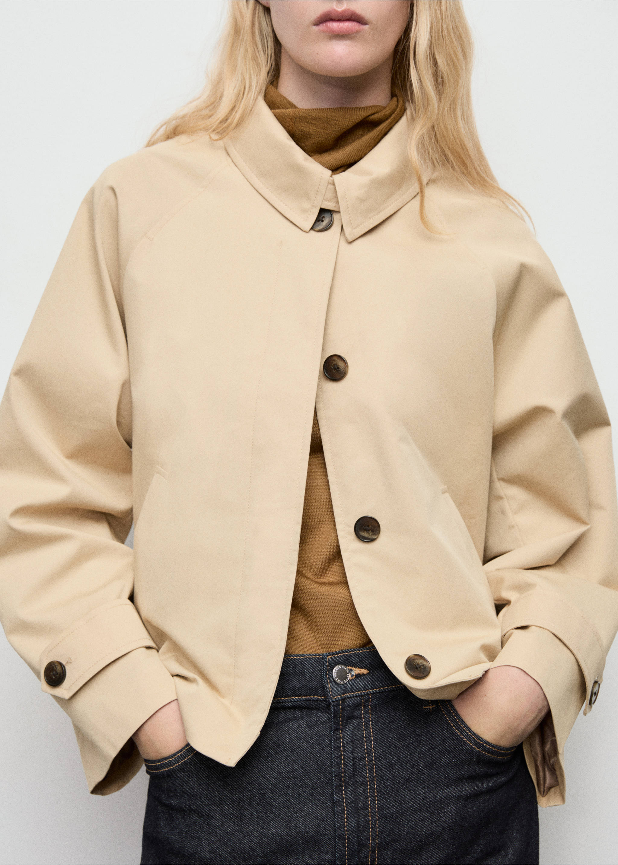Short oversized trench coat with epaulettes - Details of the article 3, Ecru. Ref: 17075152-00.