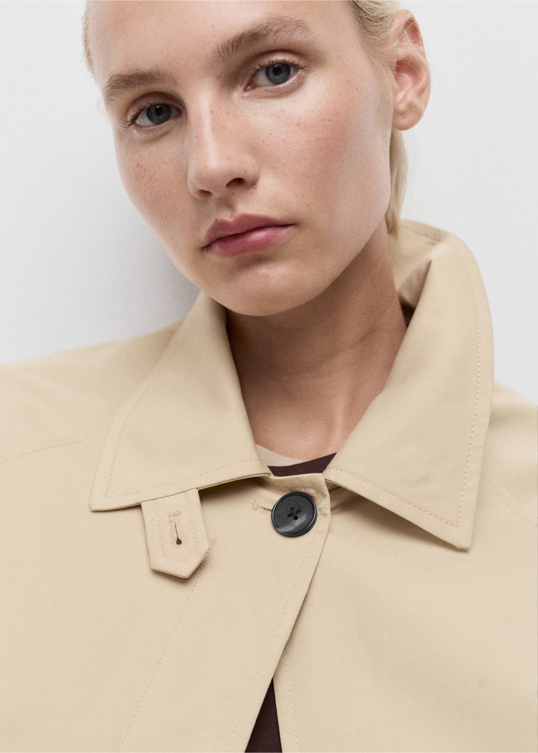 Short oversized trench coat with epaulettes - Details of the article 2, Ecru. Ref: 17075152-00.