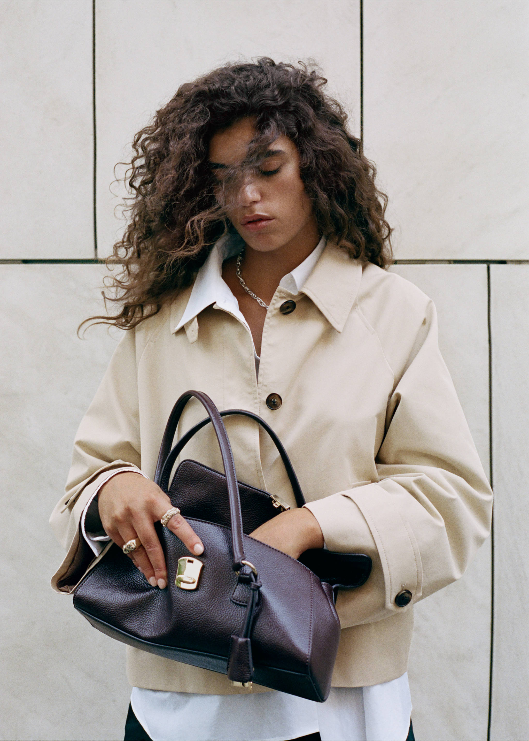 Short oversized trench coat with epaulettes - Details of the article 7, Ecru. Ref: 17075152-00.