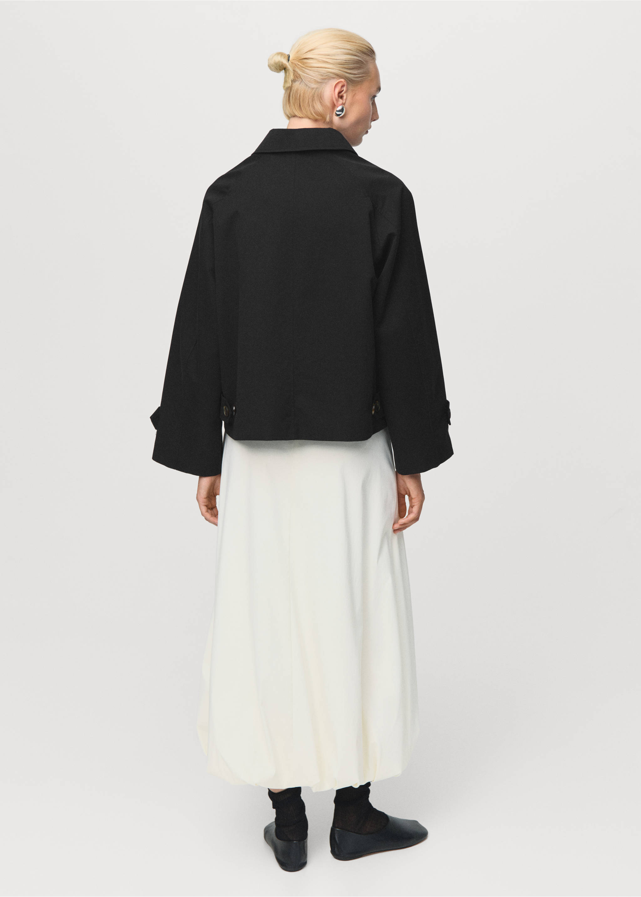 Short oversized trench coat with epaulettes - Reverse of the article, Black. Ref: 17075152-00.
