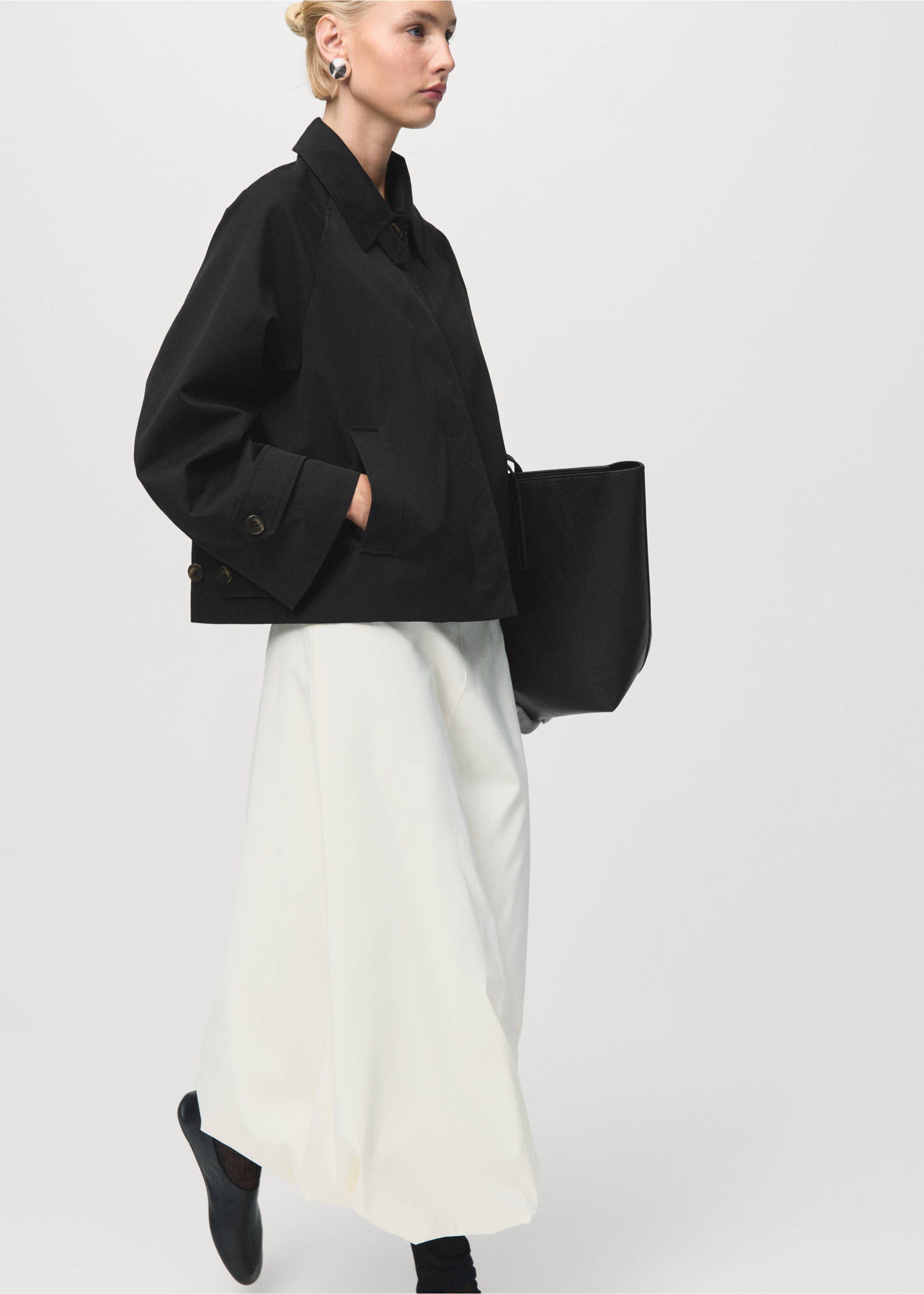 Short oversized trench coat with epaulettes - Details of the article 2, Black. Ref: 17075152-00.