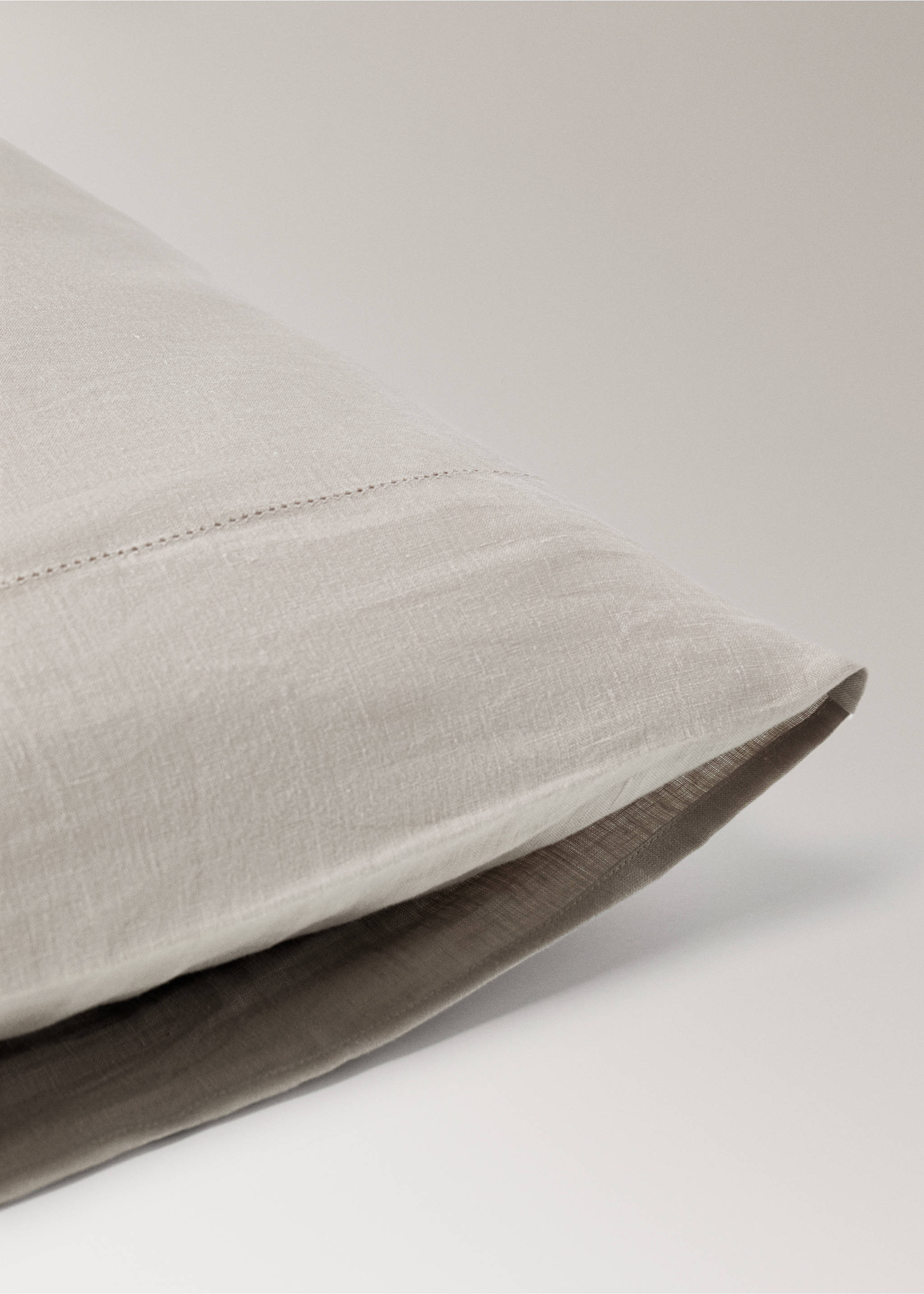Washed linen pillowcase with hemstitch 50x75 cm - Details of the article 1, Medium Brown. Ref: 17075165-00.
