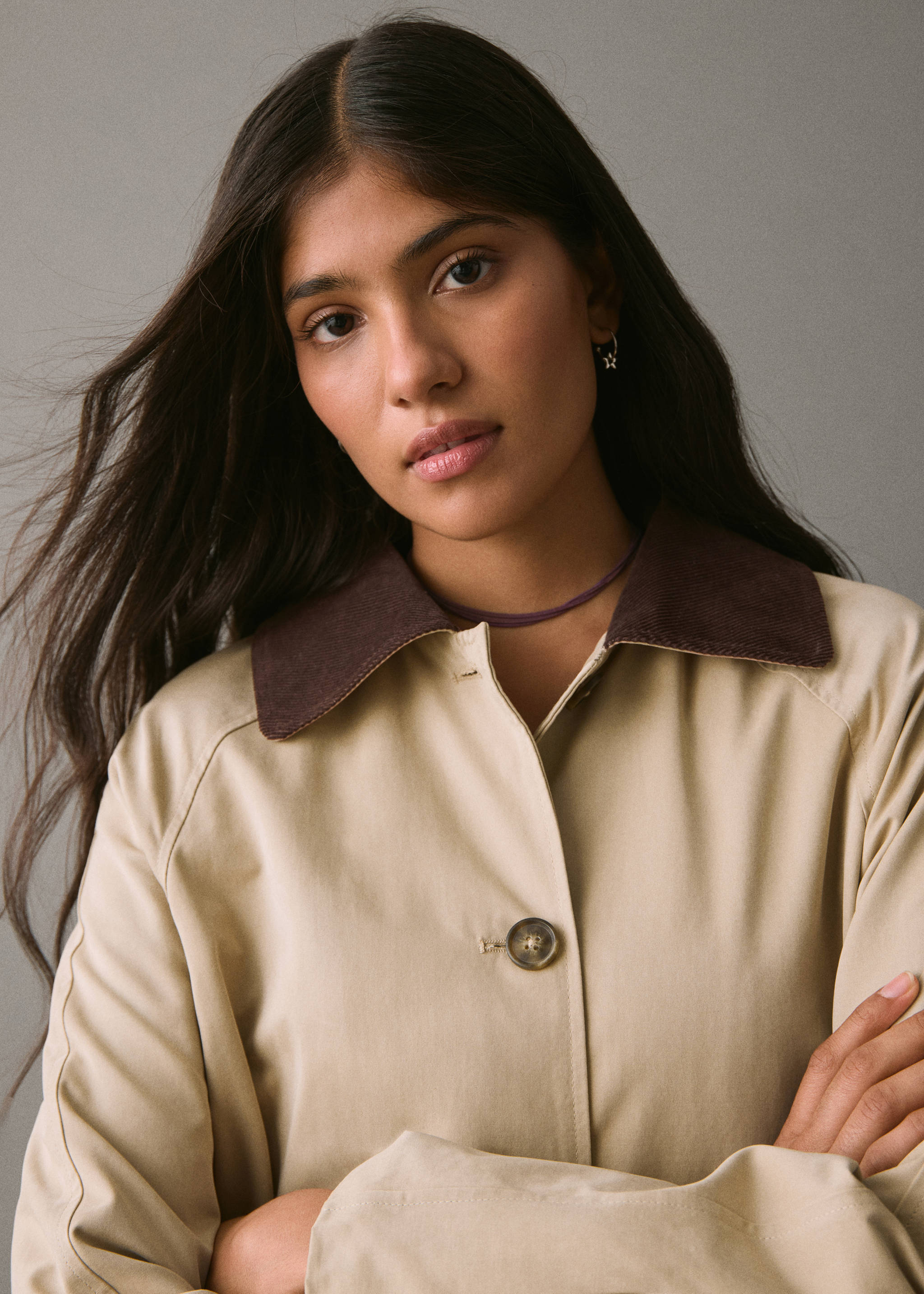 Trench coat with contrasting collar - Details of the article 1