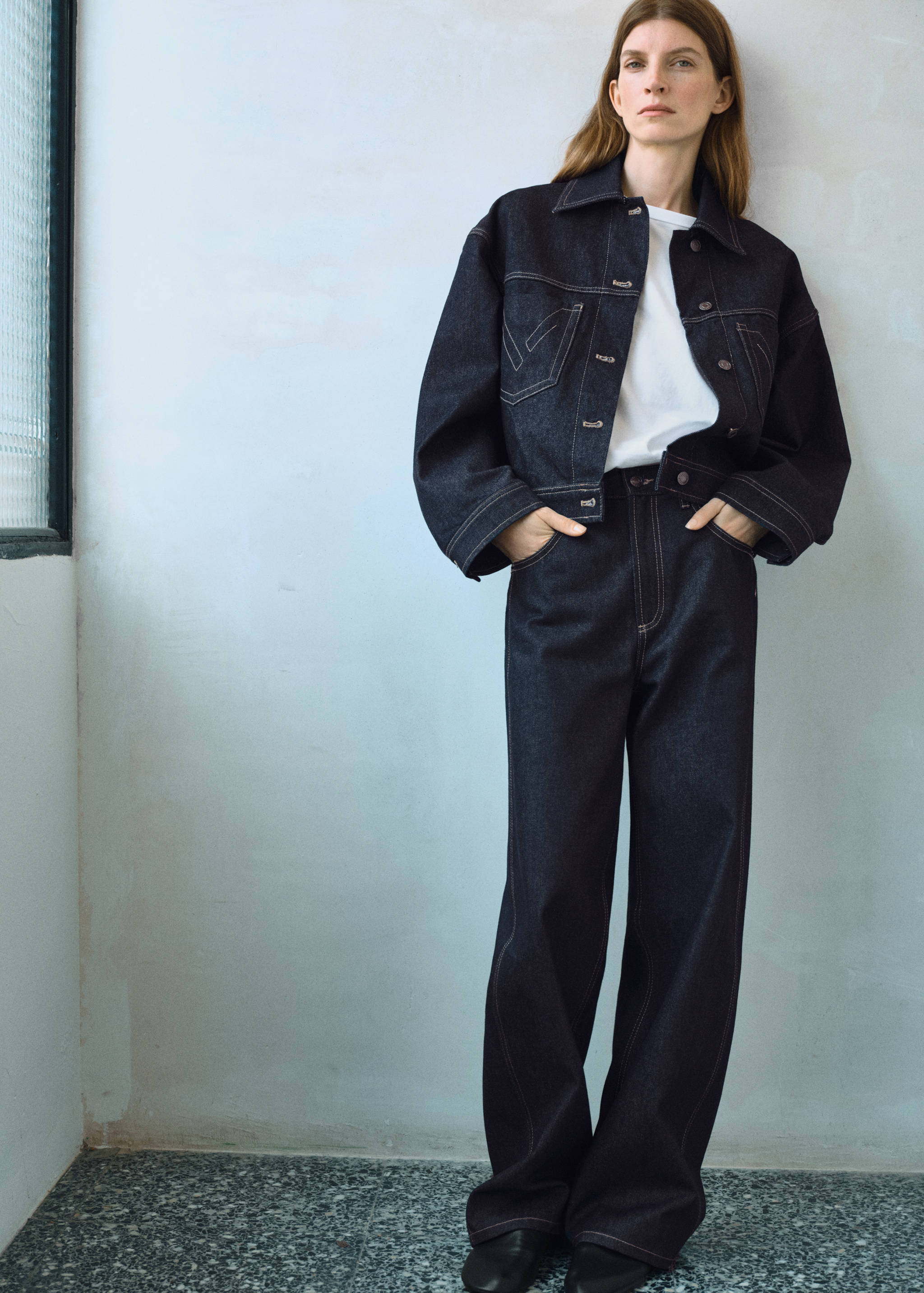 Casaco de ganga com costuras decorativas - Plano geral