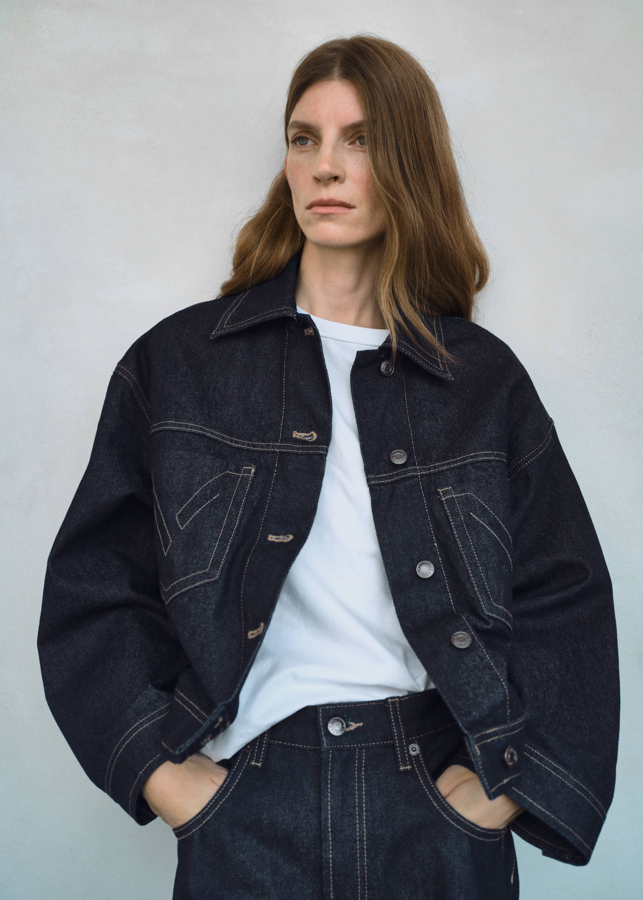 Casaco de ganga com costuras decorativas - Plano médio