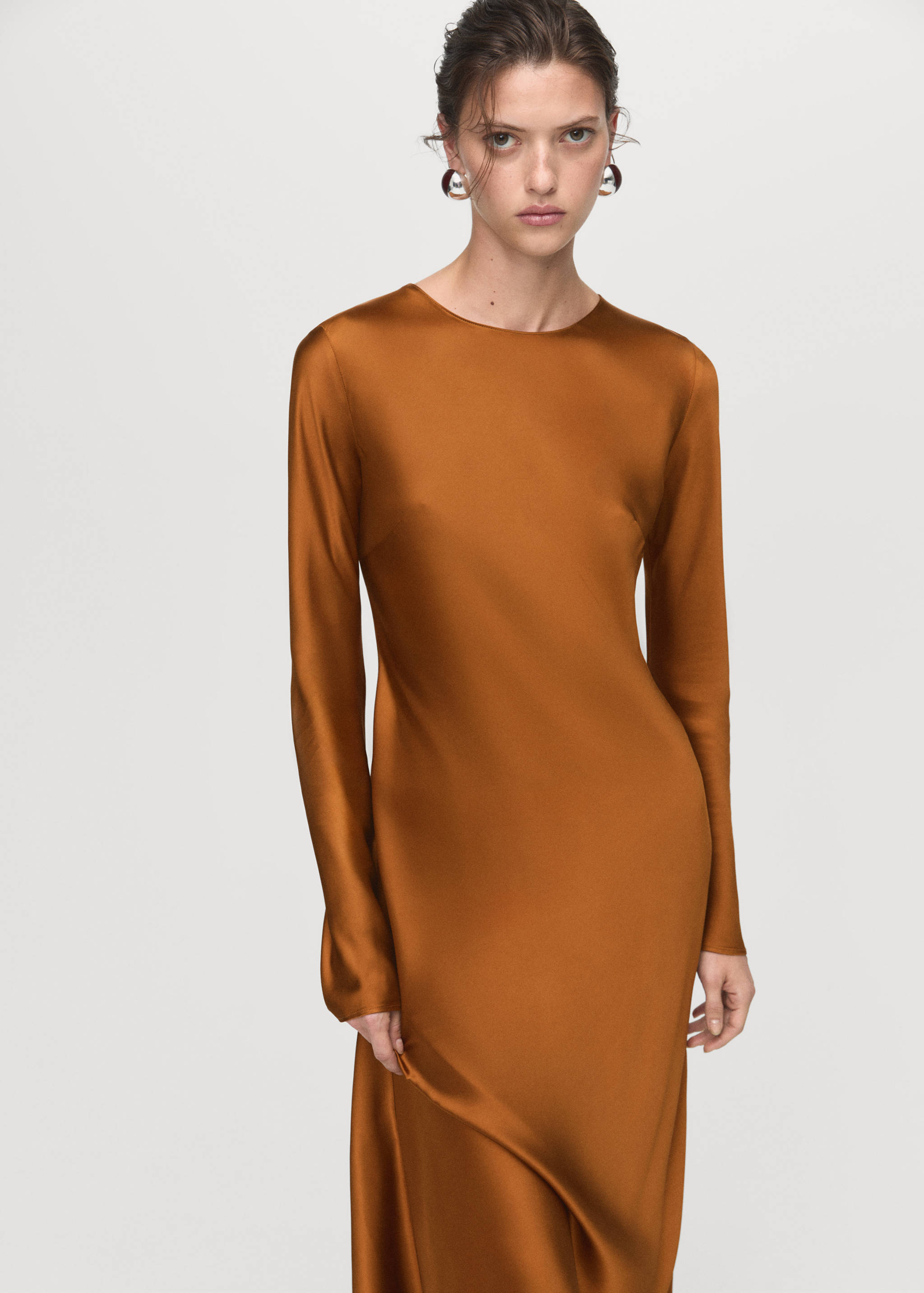 Vestido comprido acetinado - Plano médio