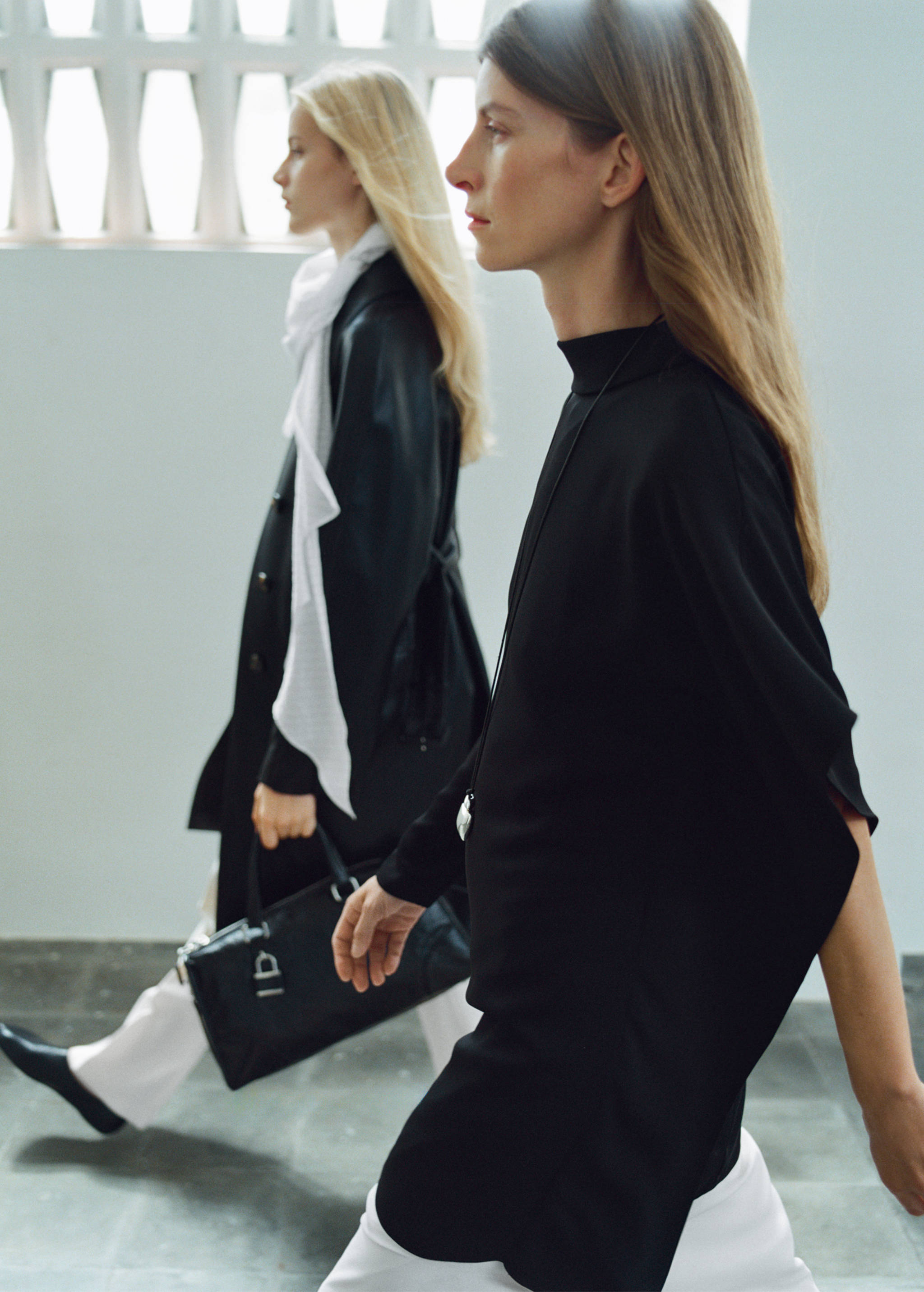 Rollkragenkleid mit asymmetrischen Ärmeln - Detail des Artikels 1