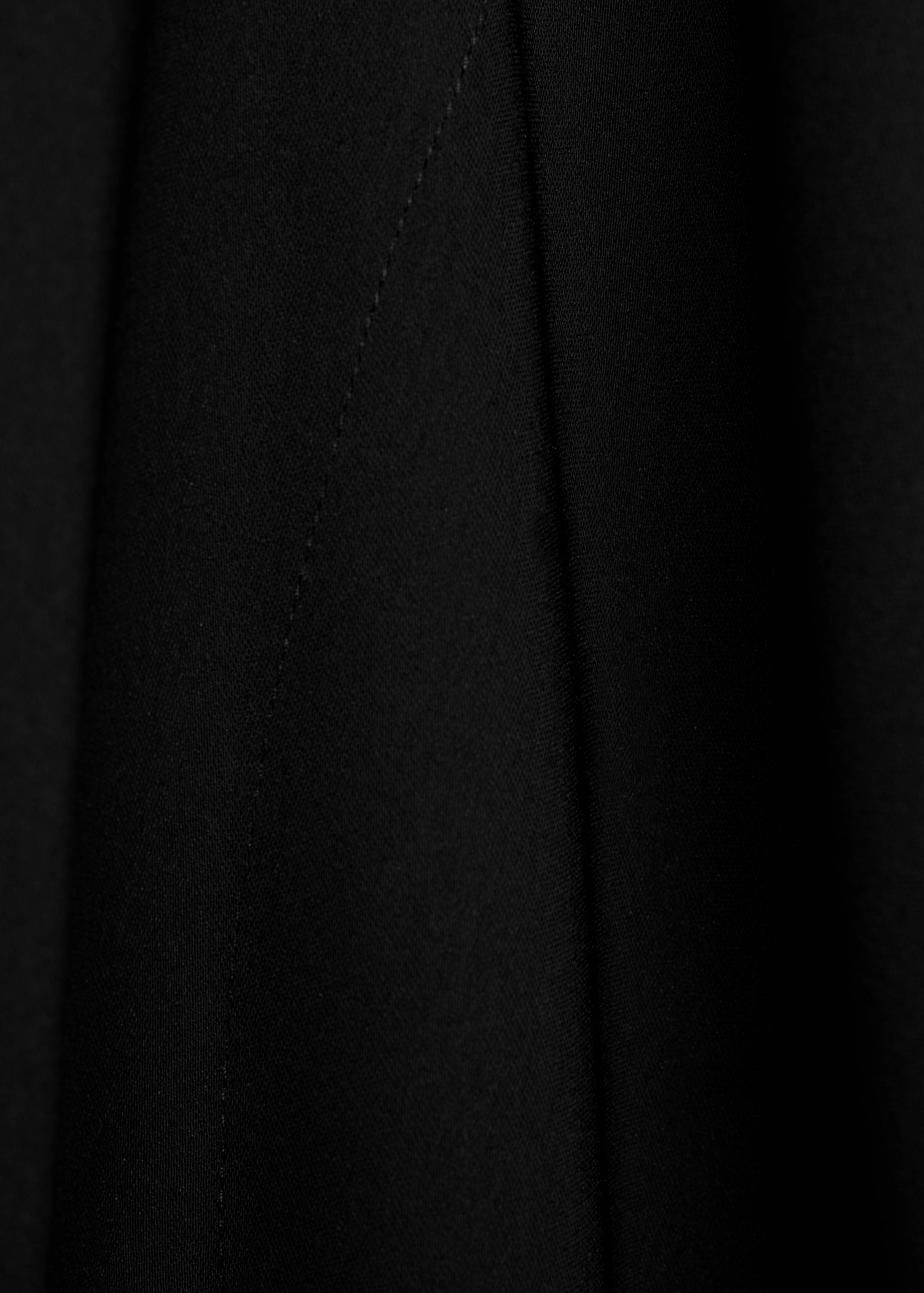 Rollkragenkleid mit asymmetrischen Ärmeln - Detail des Artikels 8