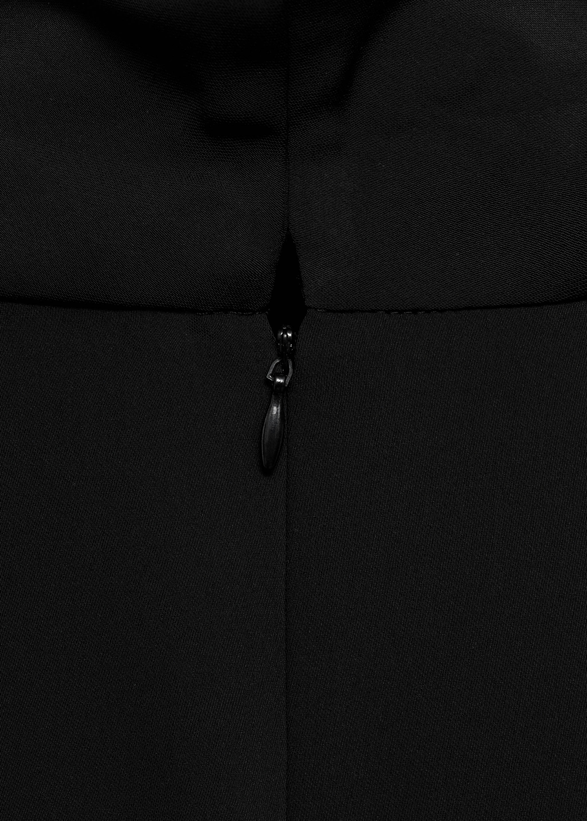 Rollkragenkleid mit asymmetrischen Ärmeln - Detail des Artikels 0