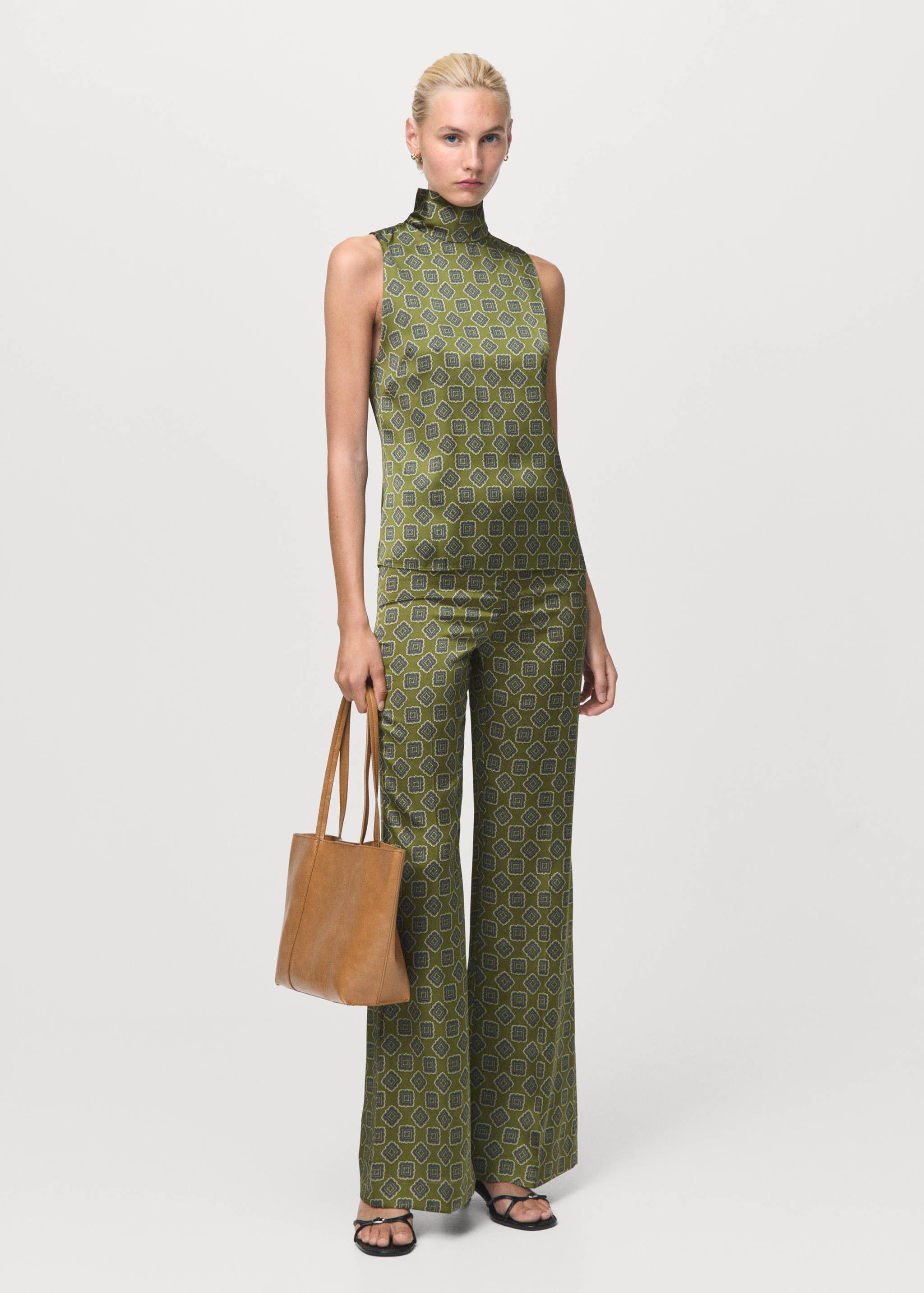 بلوزة ساتان بنقشة هندسية - رؤية عامة