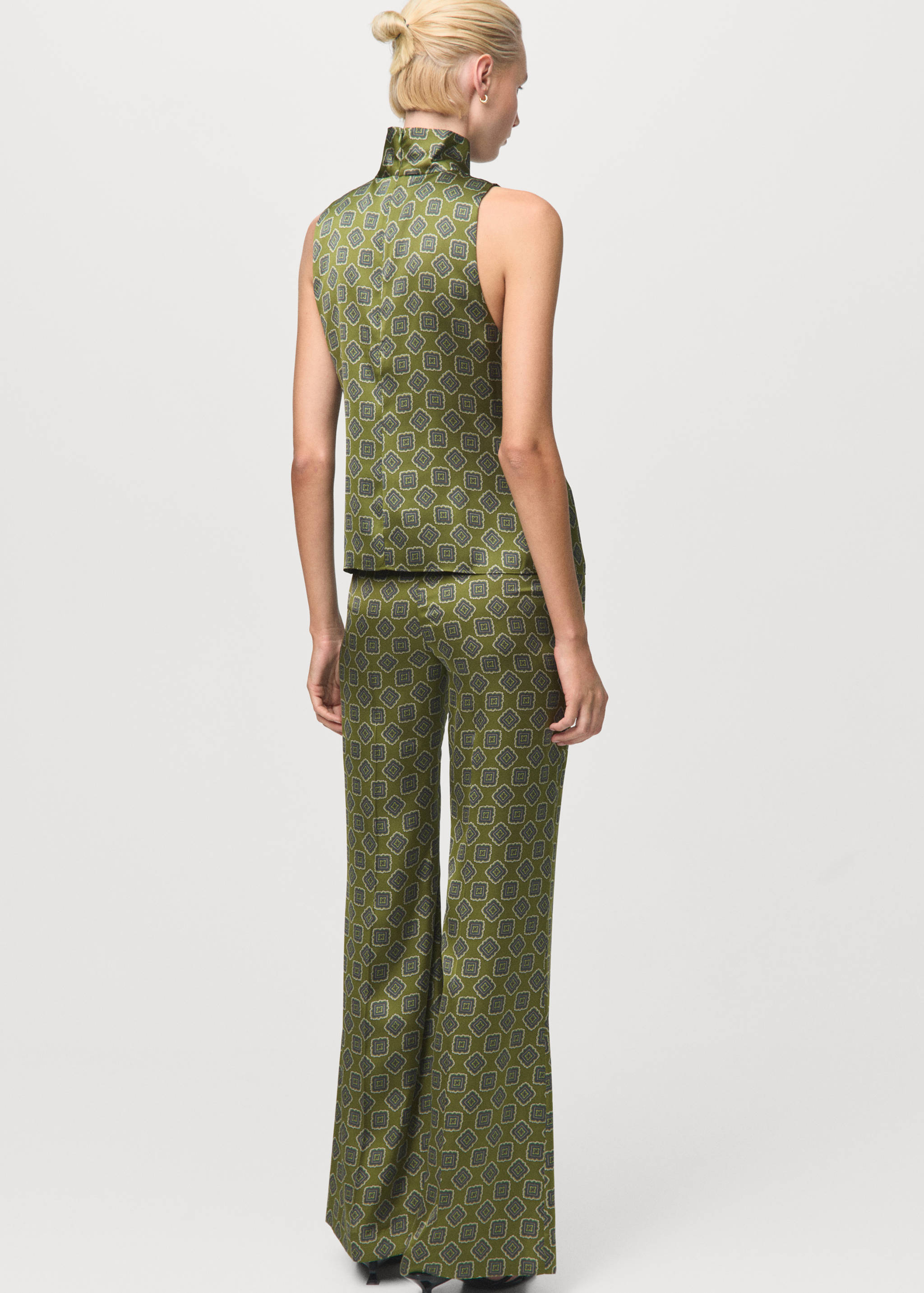 بلوزة ساتان بنقشة هندسية - الجهة الخلفية للمنتج