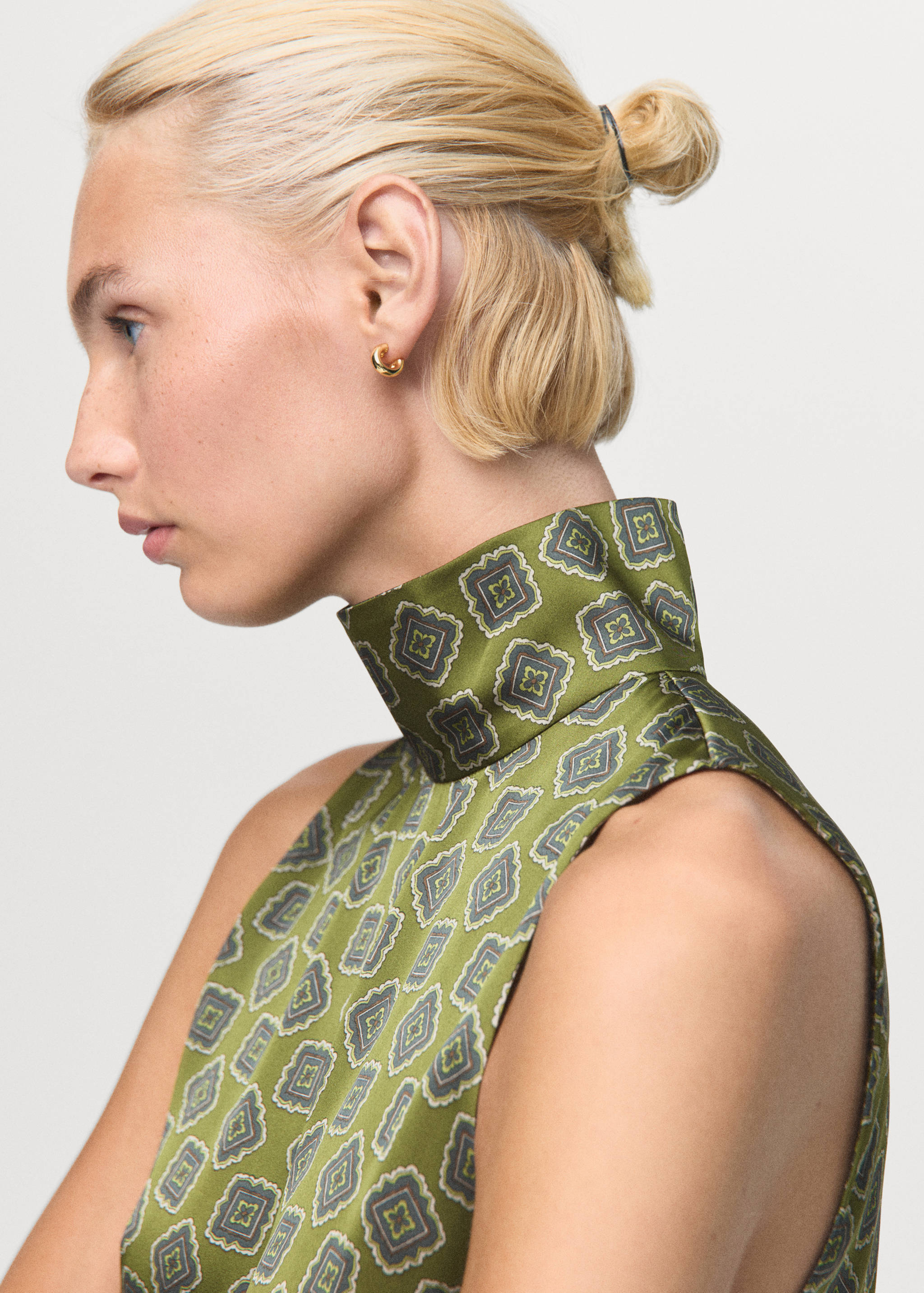 بلوزة ساتان بنقشة هندسية - تفاصيل المنتج 1