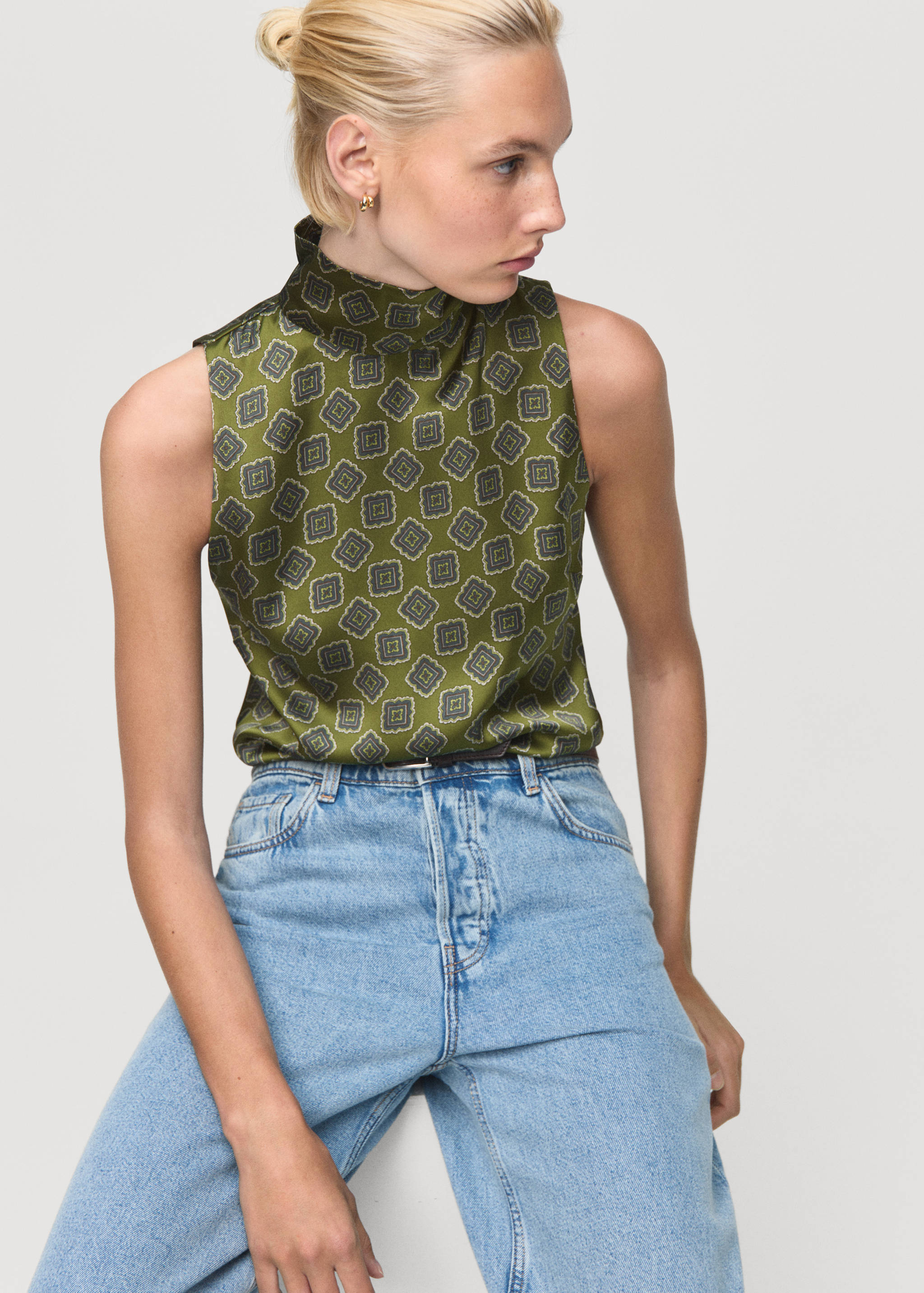 بلوزة ساتان بنقشة هندسية - تفاصيل المنتج 2