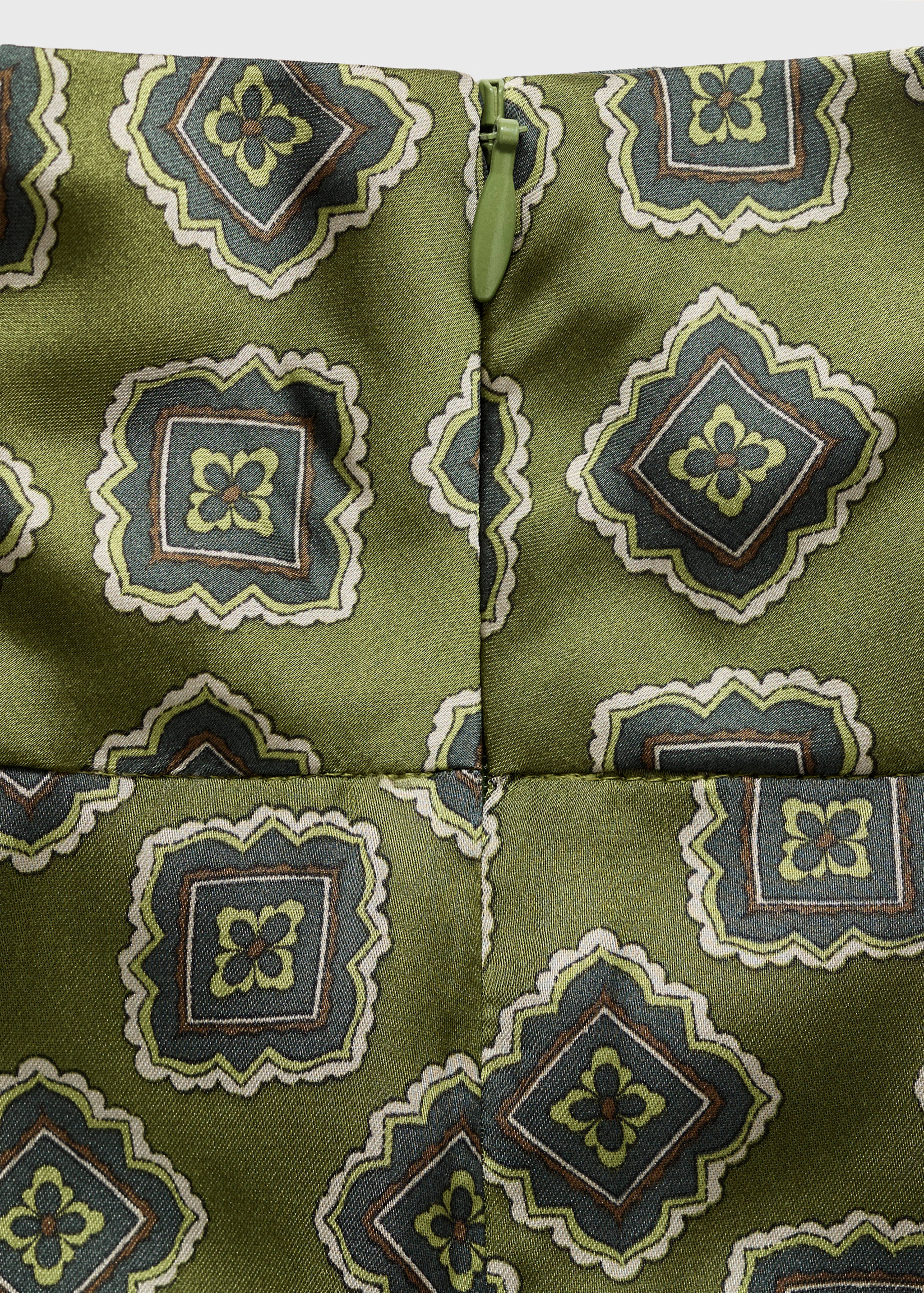 بلوزة ساتان بنقشة هندسية - تفاصيل المنتج 8